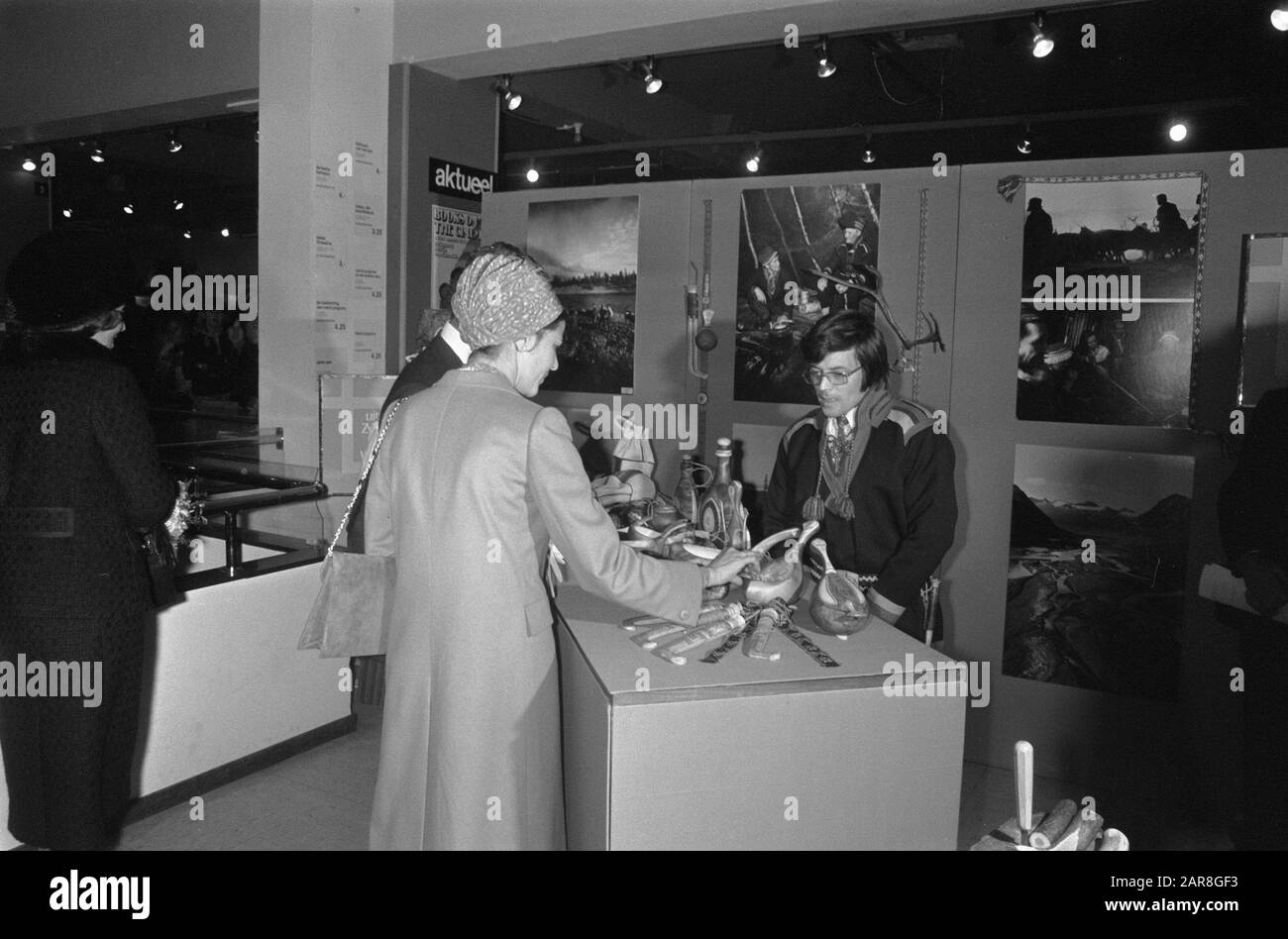 Visite d'État couple royal suédois aux Pays-Bas; la reine Silvia visite Bijenkorf Date: 25 octobre 1976 mots clés: Couples King, visites d'État Nom personnel: Sylvia, Reine de Suède Banque D'Images