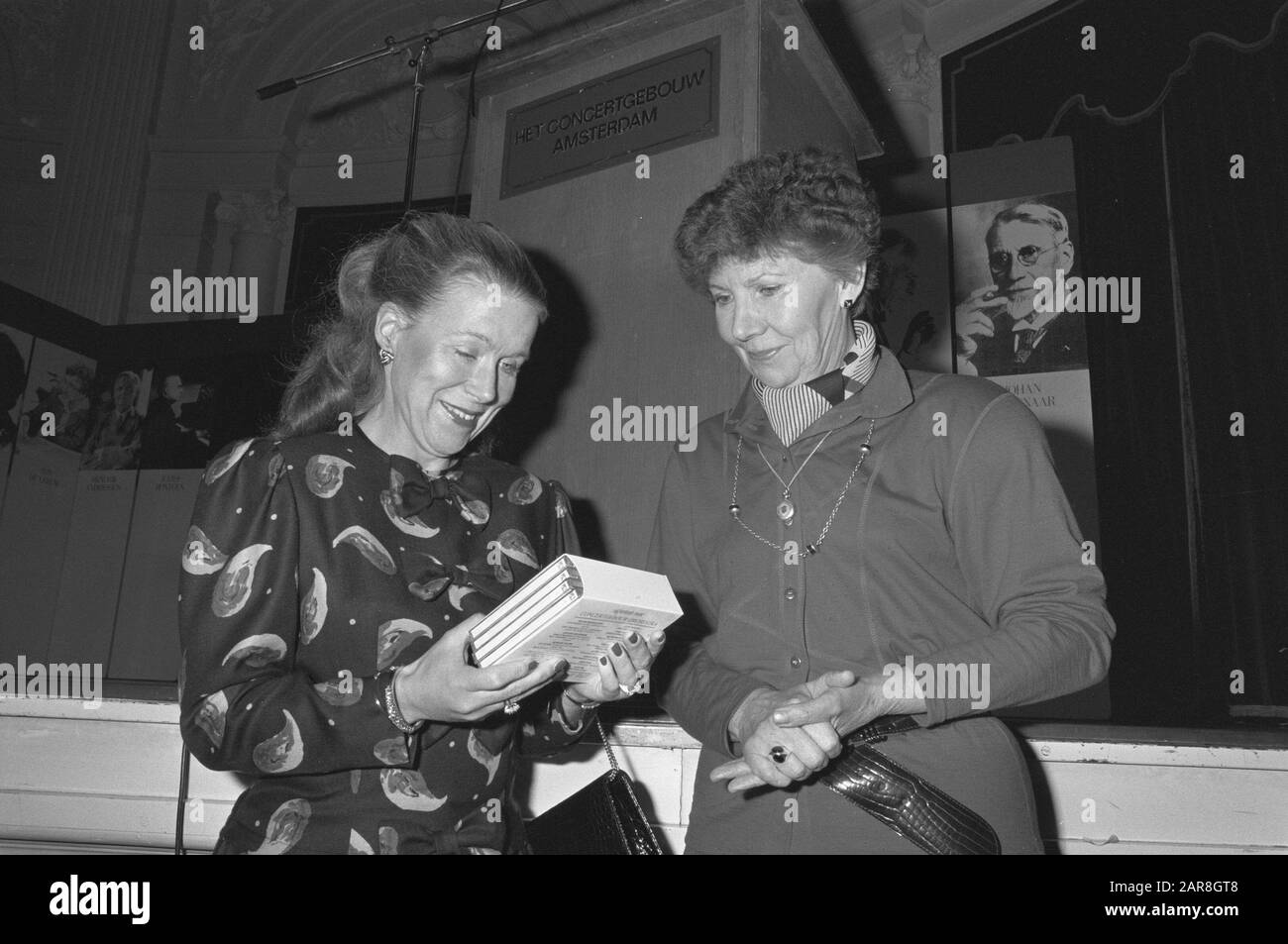 Secrétaire d'Etat Short van Heaven remet à la princesse Christina le premier CD du projet Pays-Bas Music Concertgebouw Orchestra Date: 22 novembre 1988 mots clés: Remise, princesse, secrétaires d'Etat Nom personnel: Christina, princesse, Short-van Heaven, Virginie Banque D'Images