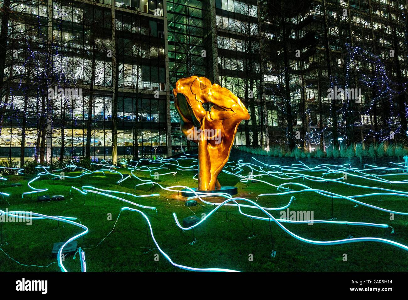 Sculpture 'Fortuna' de Helaine Blumenfeld entourée par Angus Muir Design installation 'Quiggle' Canary Wharf Winter Lights Festival 2020, Londres, Royaume-Uni Banque D'Images