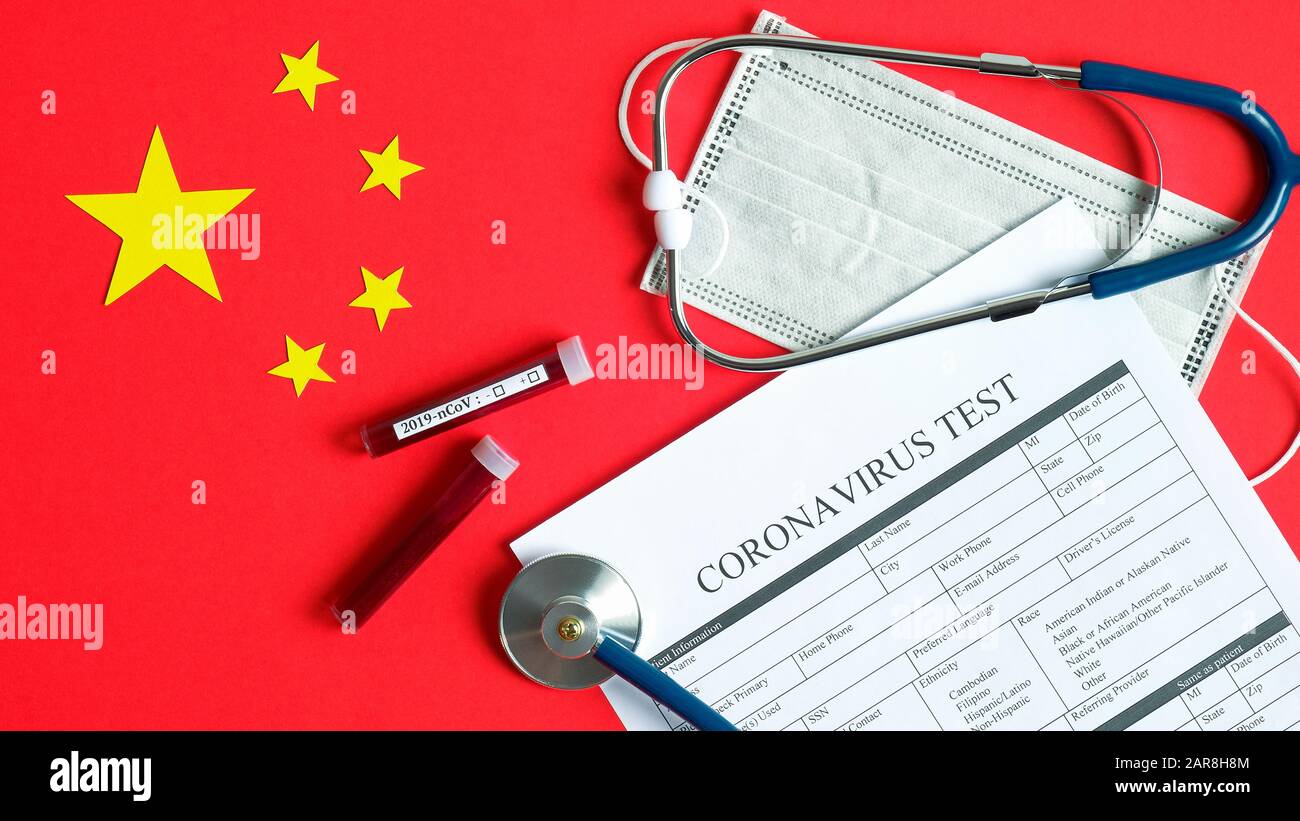 Wuhan coronavirus 2019-nCoV concept. Forme médicale Coronavirus test, masque de protection respiratoire, tube à essai avec sang pour analyse, stéthoscope sur indicateur Banque D'Images