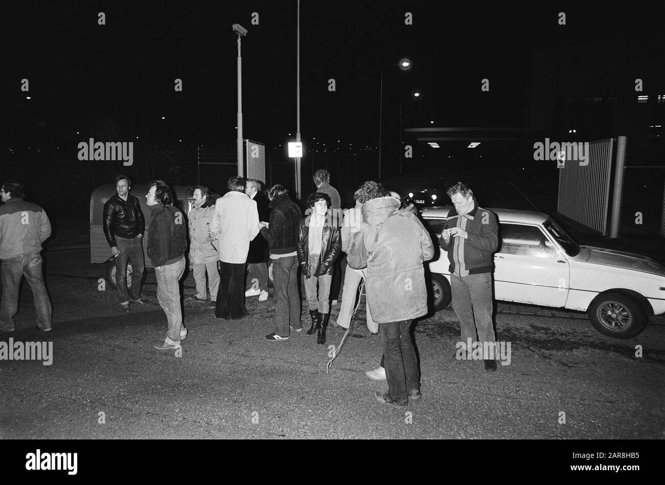 Des artistes graphiques saisissants bloquent les sorties du Telegraaf Amsterdam pour empêcher l'apparition du journal du matin. Artistes graphiques frappants à poort Telegraaf/Date: 4 March 1982 lieu: Amsterdam, Noord-Holland mots clés: Strikes Nom de l'institution: Telegraph Banque D'Images