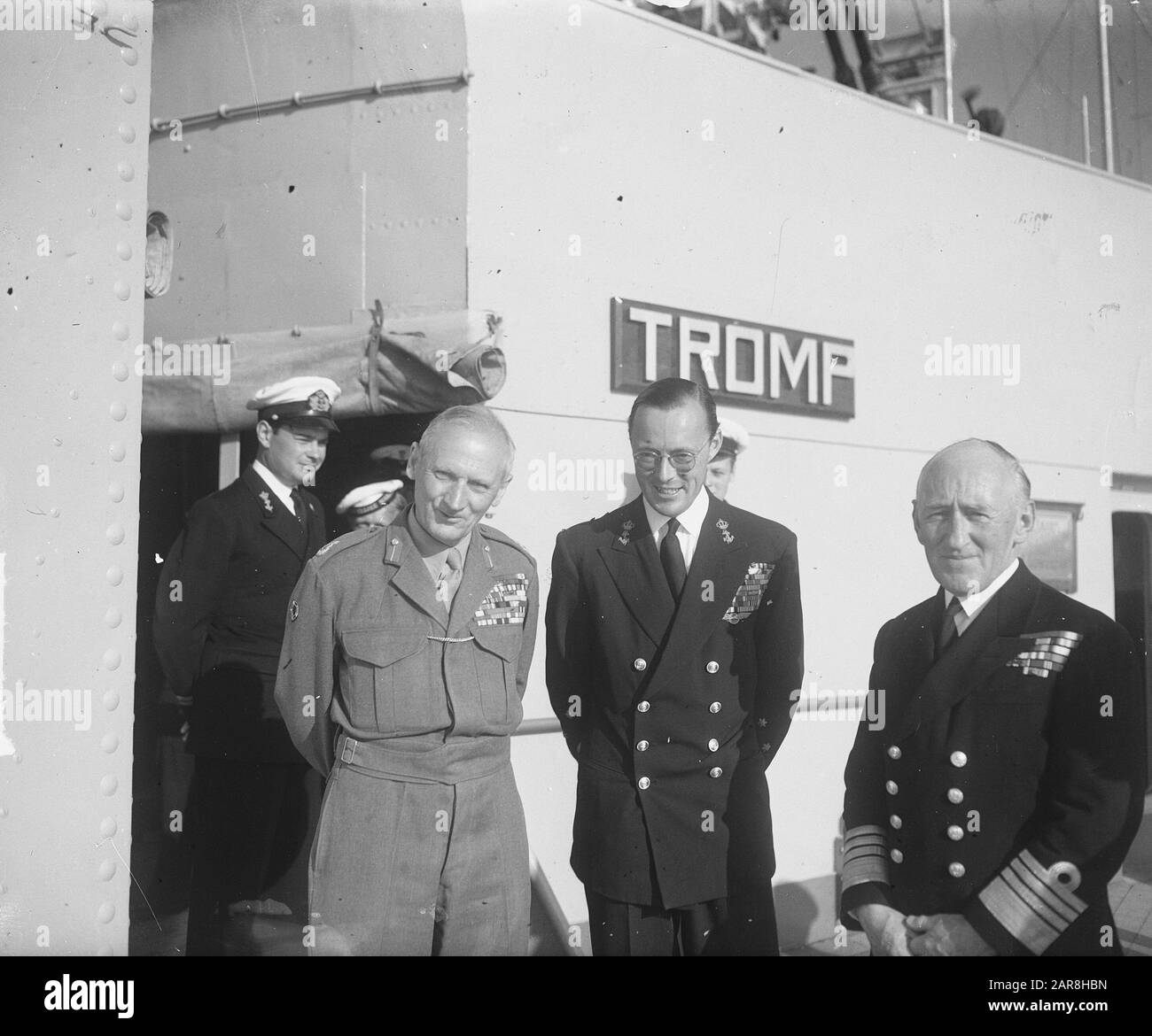 Visite des manouèvres de la flotte Montgomery et Prince Bernhard Date : 6 juillet 1949 mots clés : manoeuvres de la flotte, visites Nom personnel : Bernhard, prince, Montgomery, Bernard Banque D'Images