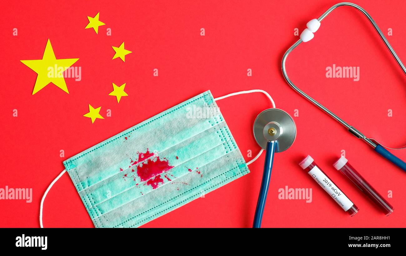 Concept d'éclosion de coronavirus. Matériel médical, masque respiratoire de protection avec traces de sang de la toux de coronavirus, tube à essai avec sang pour l'analgésie Banque D'Images