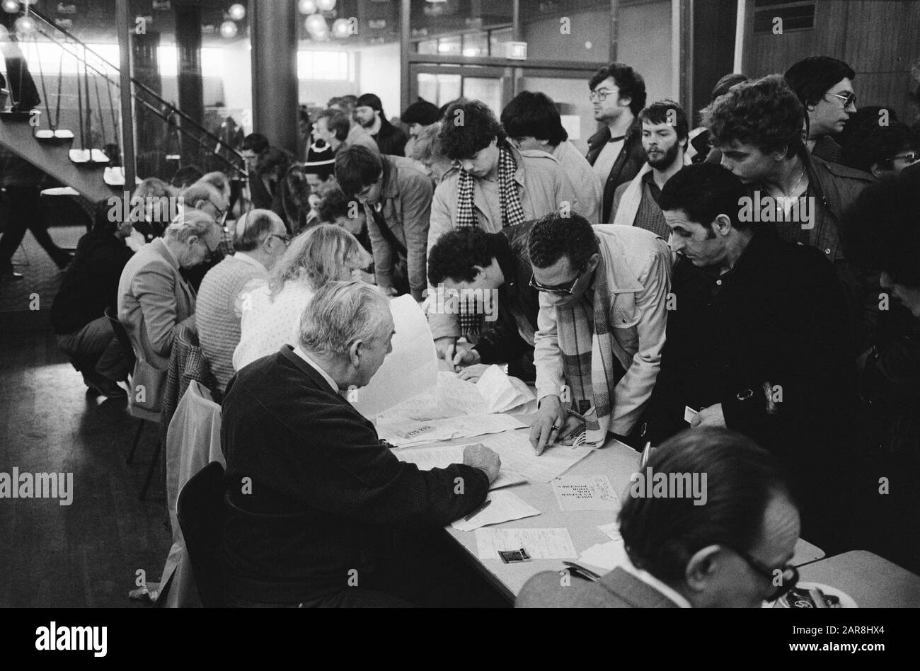Un personnel graphique remarquable. Réunion de protestation dans la Pierre Angulaire. 2.3 enregistrement des employés En Grève Date : 3 mars 1982 mots clés : réunions de protestation Banque D'Images