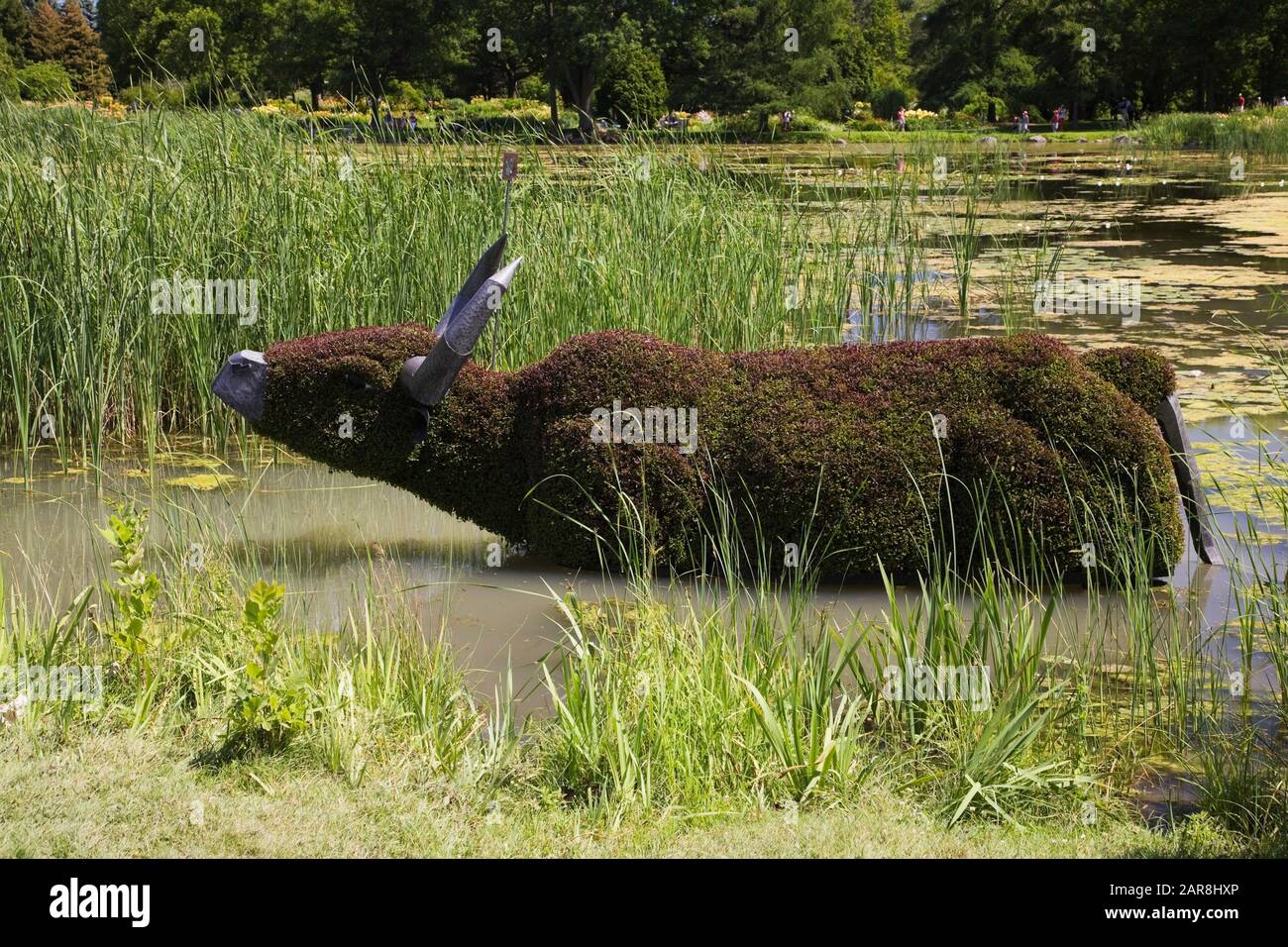 Sculpture vivante de plantes en été appelée 'Sunbath' créée sur métal formes en maille remplies de terre et plantées de diverses plantes et graminées Banque D'Images