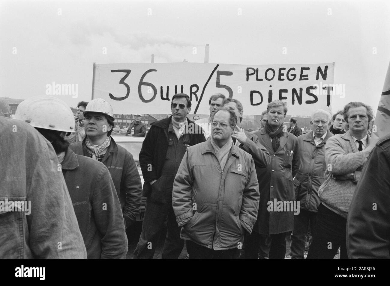 Grève à Royal Hoogovens pour protester contre l'impasse des grèves de consultation de CAO, bannières, slogans Date: 7 février 1989 lieu: IJmuiden, Noord-Holland mots clés: Slogans, bannières, grèves Banque D'Images