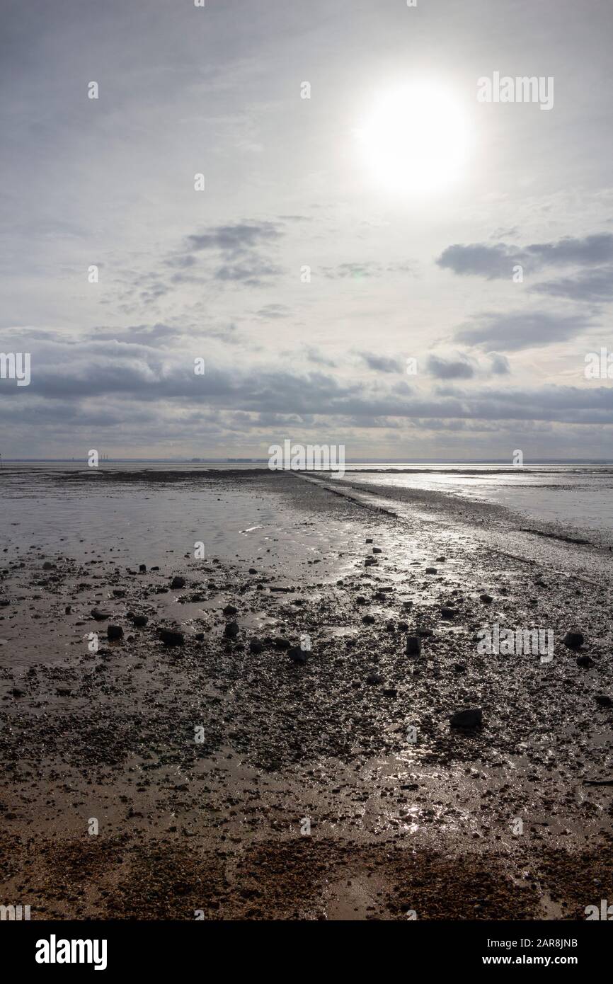 Chemin qui se trouve dans la mer à Westcliff, près de Southend-on-Sea, Essex, Angleterre Banque D'Images