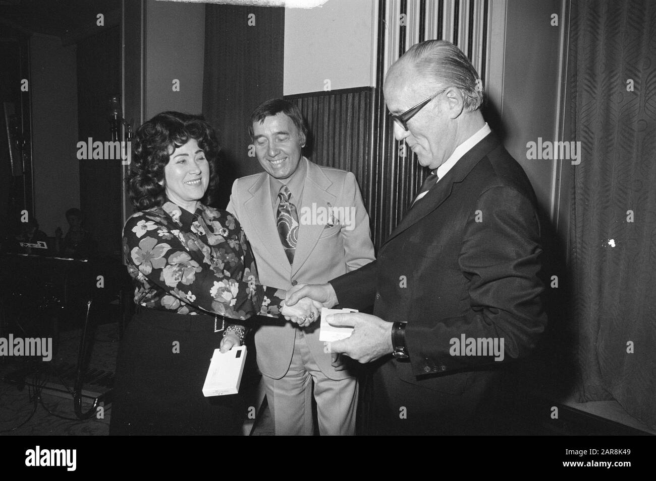 Stichting Conamus attribue des harps dorés, chanteur sans nom [Mary Servaes] à Johnny Hoes et P. Beishuizen (à droite) Date : 13 novembre 1972 mots clés : Prix Nom De La Personne : Beishuizen , P., Hoes, Johnny, Singer sans nom Banque D'Images