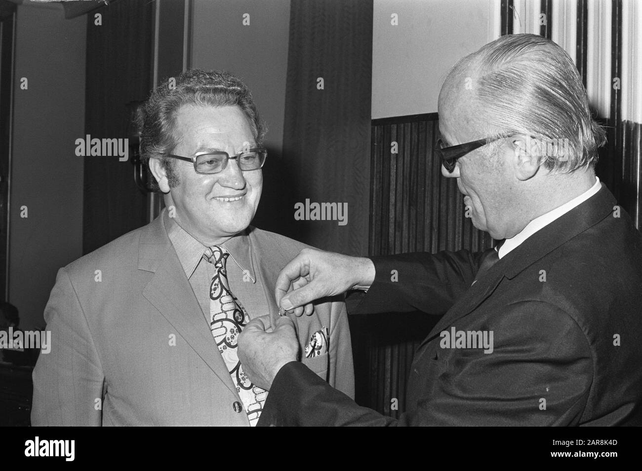 Stichting Conamus prix Golden harps, numéro 9 et 10 Johnny Jordaan et Aunt Leen Date: 13 novembre 1972 mots clés: Prix Personname: Conamus, Johnny Jordaan, Aunt Leen Banque D'Images
