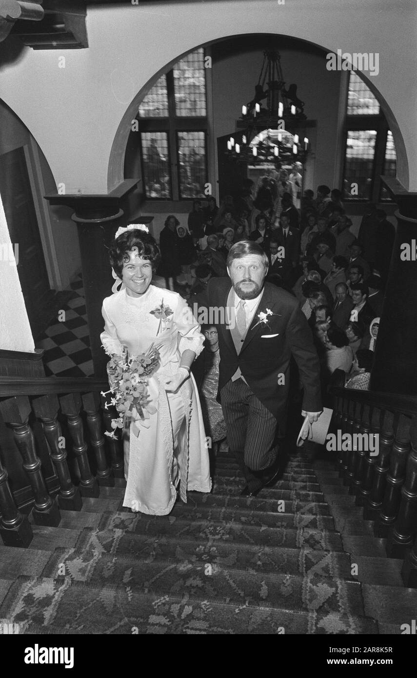 Mariage du champion Stien Kaiser et Hisco Baas te Delft Stin Kaiser et du mari Hisco Baas sur les escaliers Date: 31 mars 1971 lieu: Delft, Zuid-Holland mots clés: Mariages, escaliers Nom personnel: Boss, Hisco, Kaiser, Sten Banque D'Images