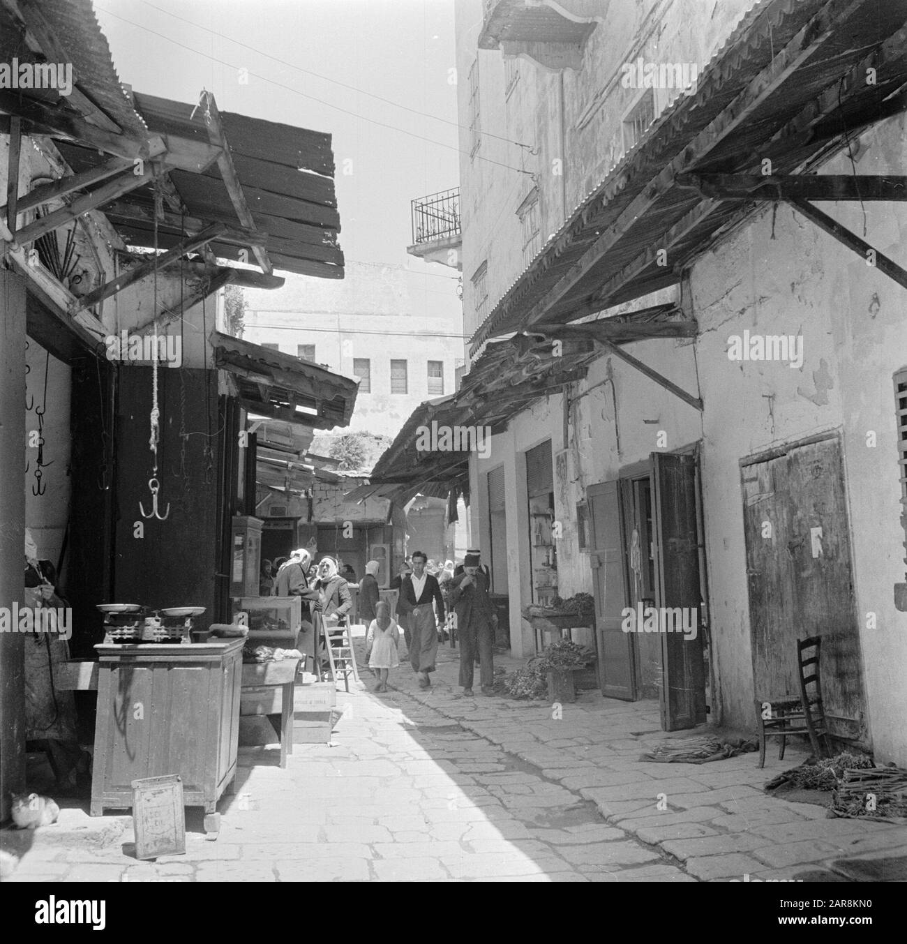 Rue avec des magasins; à gauche un magasin de boucher. Rapport/Série: Israël 1948-1949: Acre (Acre); Banque D'Images