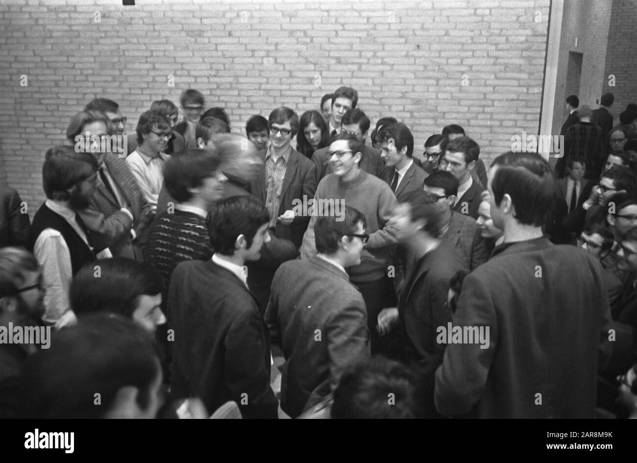 Les élèves de l'école secondaire Tilburg occupent aula discussions féroces entre les élèves Date: 12 mars 1969 lieu: Noord-Brabant, Tilburg mots clés: Étudiants, aulas, professions Banque D'Images