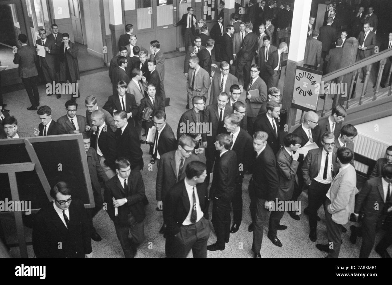 Etudiants enseigner à Rotterdam sur la politique du Ministre de l'éducation et des sciences Isaäc Arend Diepenhorst Etudiants Date: 7 octobre 1966 lieu: Rotterdam, Zuid-Holland mots clés: Étudiants Banque D'Images