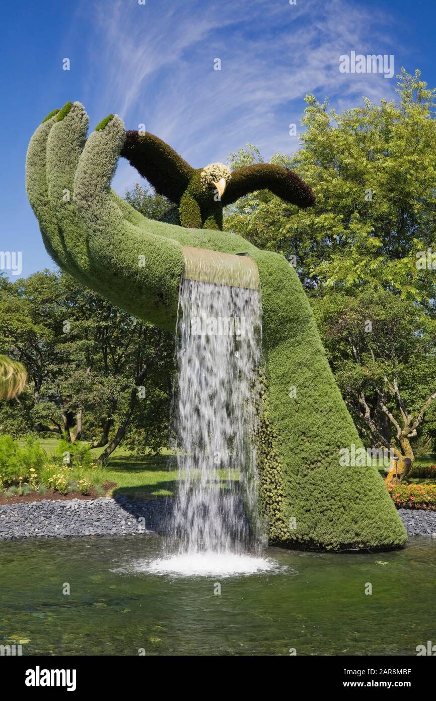 Sculptures vivantes de plantes et d'oiseaux appartenant à l'exposition Appelé « autre Terre » créé sur des formes de maillage métallique remplies avec terre et plantes Banque D'Images