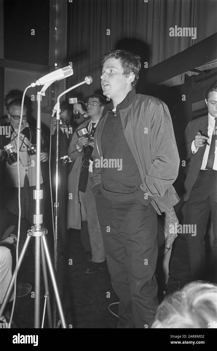 David Cohn Bendit, le leader étudiant, parle au théâtre Capito à Amsterdam. Daniel Cohn Bendit Date: 23 mai 1968 lieu: Amsterdam, Noord-Holland mots clés: Leaders, conférenciers, étudiants, théâtres Nom personnel: Bendit DANIEL COHN, Capito Banque D'Images