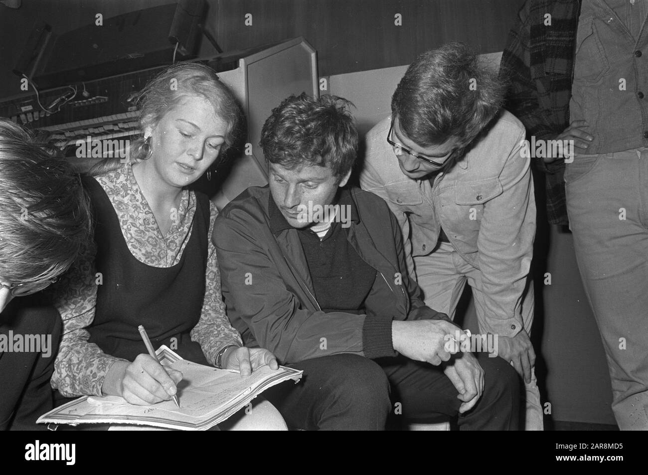 David Cohn Bendit, le leader étudiant, parle au théâtre Capito à Amsterdam. Daniel Cohn Bendit (à gauche) en conversation avec le leader étudiant allemand Karl Wolff/Date: 23 mai 1968 lieu: Amsterdam, Noord-Holland mots clés: Conversations, leaders, étudiants, théâtres Nom personnel: BENDITE DANIEL COHN, Capito, David Cohn Bendit Banque D'Images