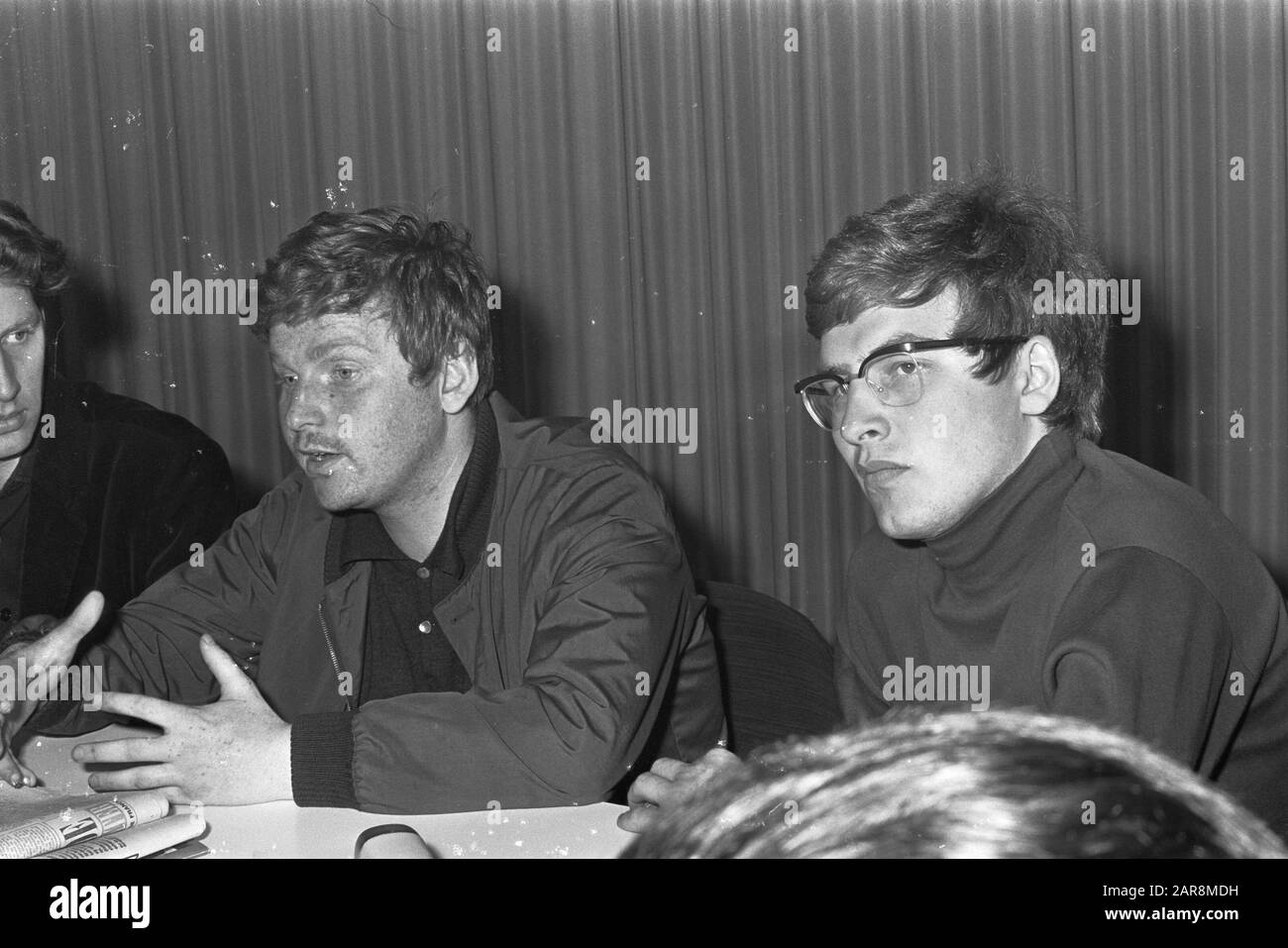 Le chef d'étudiant David Cohn Bendit parle au théâtre Capito Amsterdam Date: 23 mai 1968 lieu: Amsterdam, Noord-Holland mots clés: Leaders, étudiants, théâtres Nom personnel: Capito, David Cohn Bendit Banque D'Images