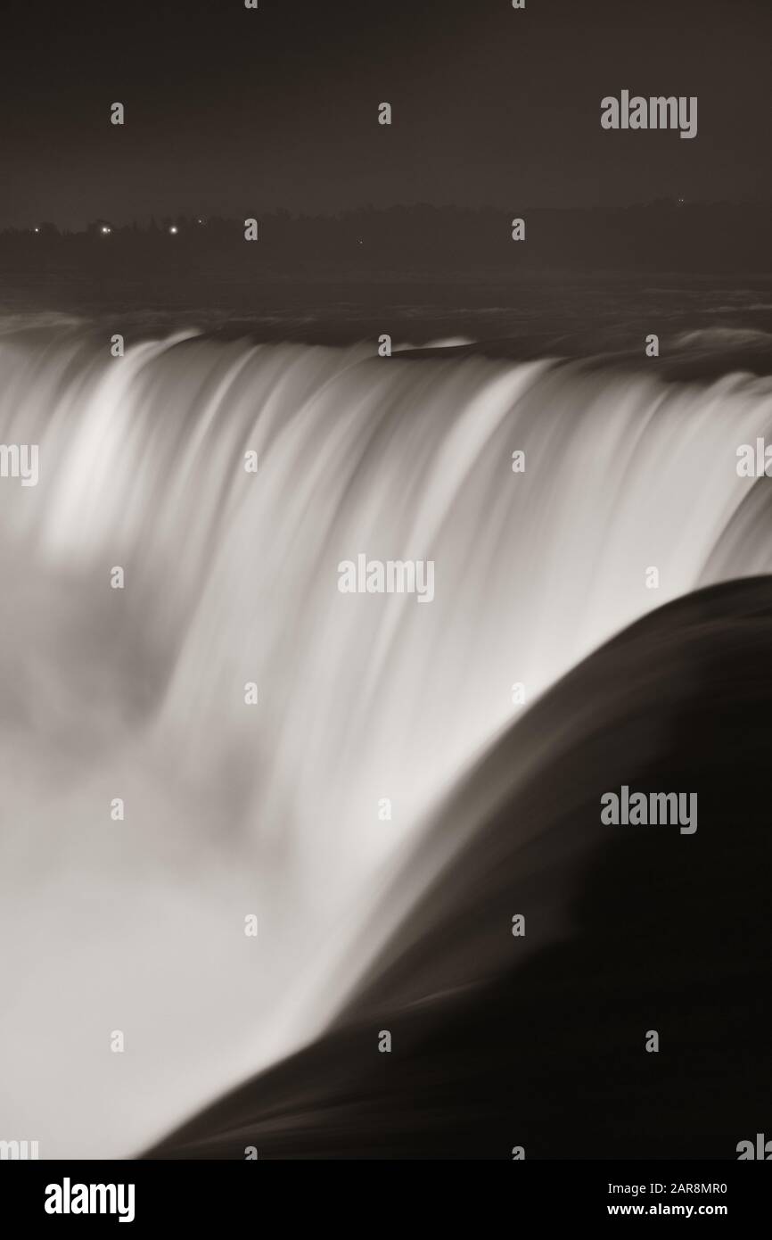 Niagara Falls dans la nuit que le célèbre paysage naturel au Canada Banque D'Images