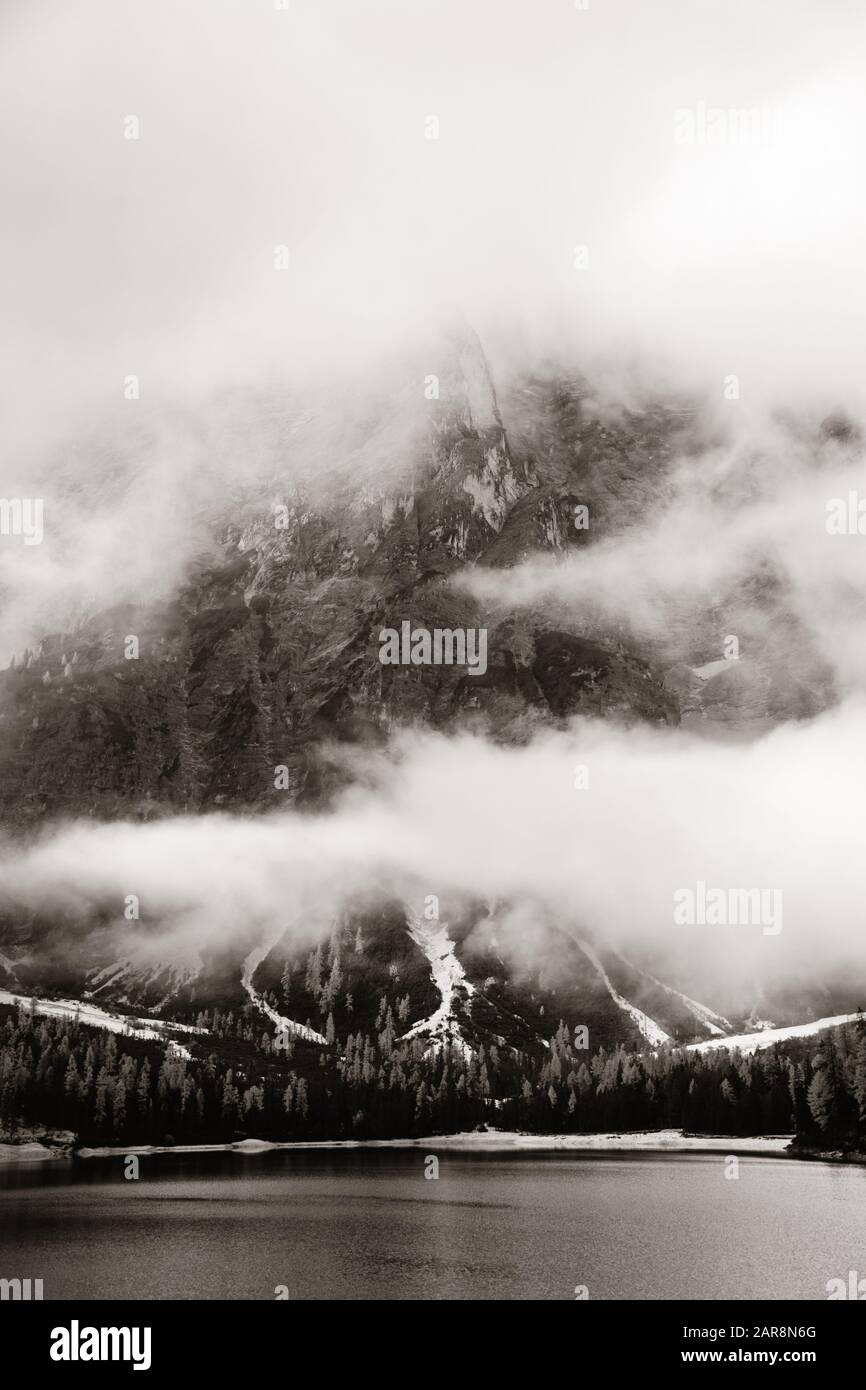 Paysage naturel des Dolomites avec lac dans le brouillard en Italie du Nord Banque D'Images