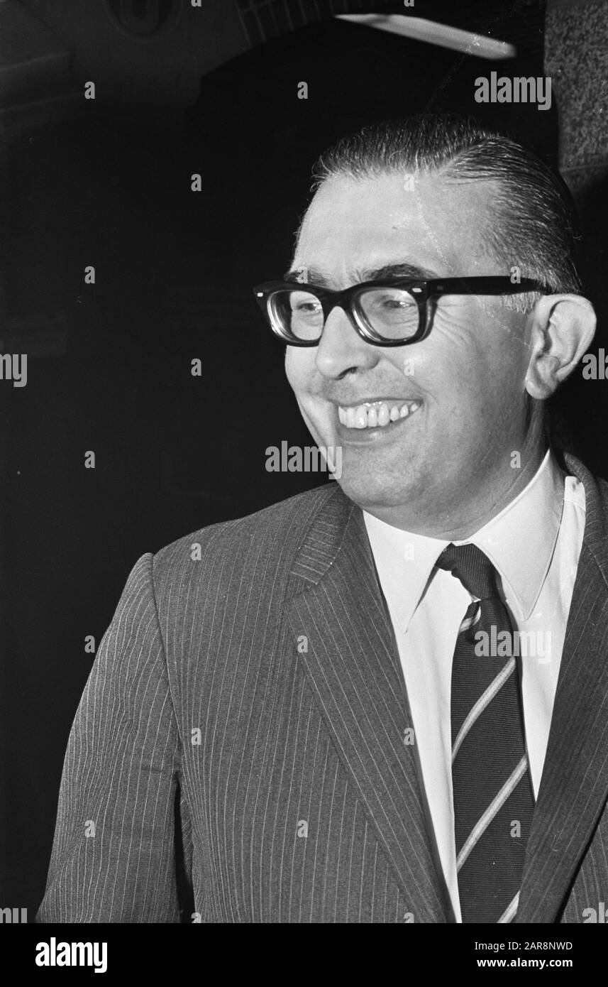 Enseigner aux Koopmansbeurs à Amsterdam; Premier membre George Cammelbeeck Date: 15 octobre 1967 lieu: Amsterdam, Noord-Holland mots clés: Parlementaires, politique, portraits Nom: Cammelbeeck, G.J.P. Nom de l'institution: Koopmansbeurs Banque D'Images