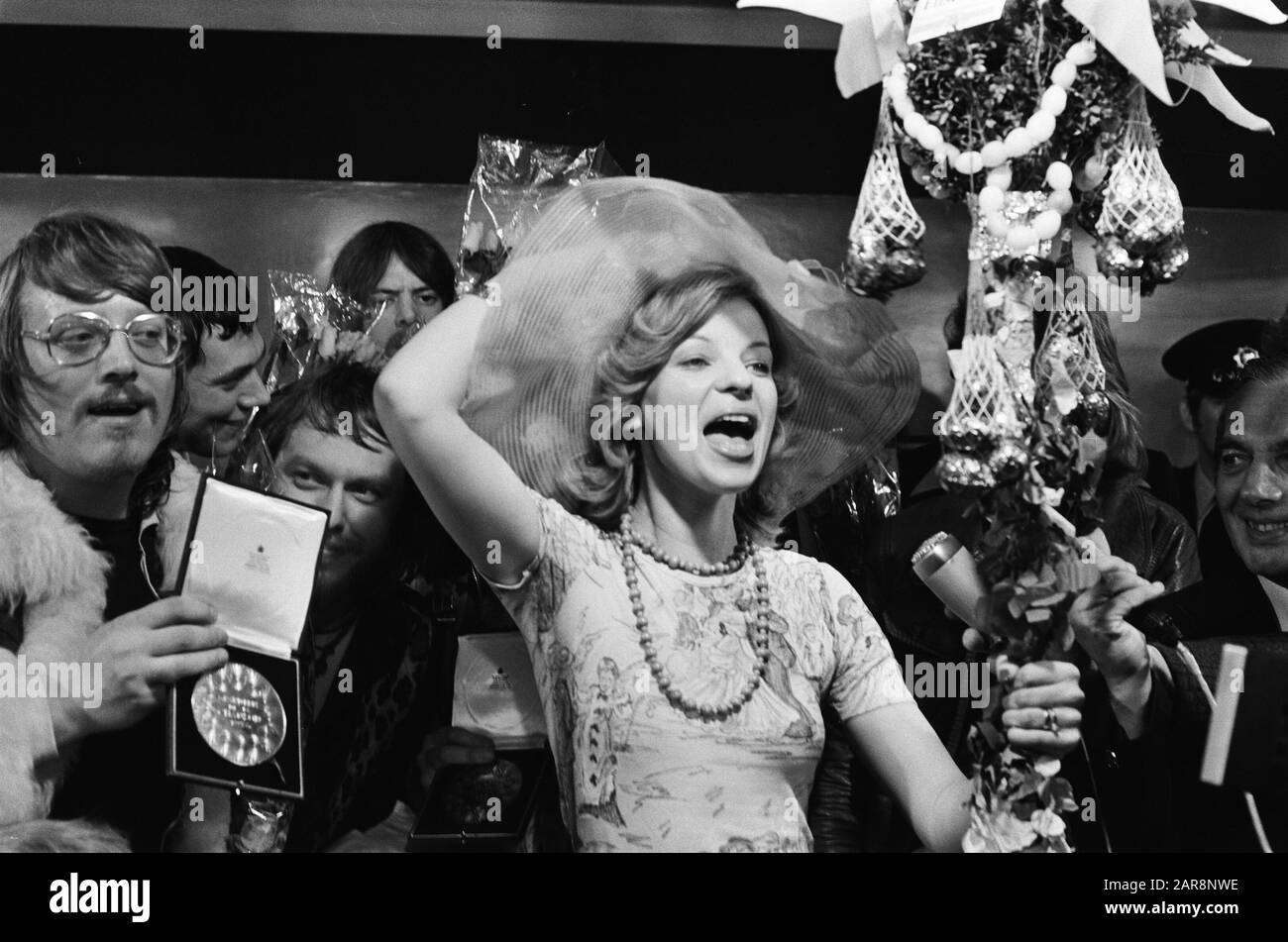 Enseigner (gagnant Concours Eurovision de la chanson) à Schiphol; enseigner après l'arrivée Date: 23 mars 1975 mots clés: Song FESTIVES, Winners, Arrivages Nom De La Personne: Concours Eurovision Nom de l'institution: Enseigner Banque D'Images