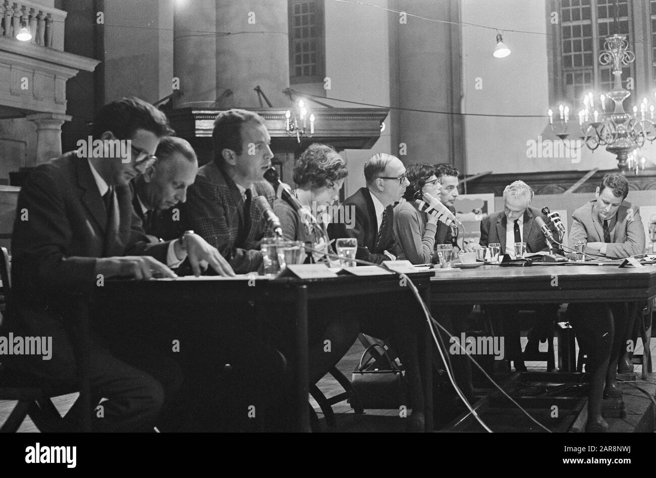 Enseigner au Westerkerk Peaceweek. PEIS (VVD), Steenbergen (CHU), Branderhorst (PSP), Red (PVDA), Schneider, Pool (AR), Maas (CPN), Fieyta (KVP), Mertens Date : 10 octobre 1967 Nom personnel : pool, Pvda Vvd Nom de l'établissement : AR, CHU, PSP, Westerkerk Banque D'Images