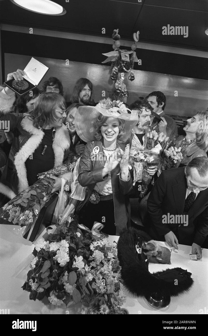 Enseigner (gagnant Concours Eurovision de la chanson) à Schiphol; enseigner après l'arrivée Date: 23 mars 1975 mots clés: Song FESTIVES, Winners, Arrivages Nom De La Personne: Concours Eurovision Nom de l'institution: Enseigner Banque D'Images