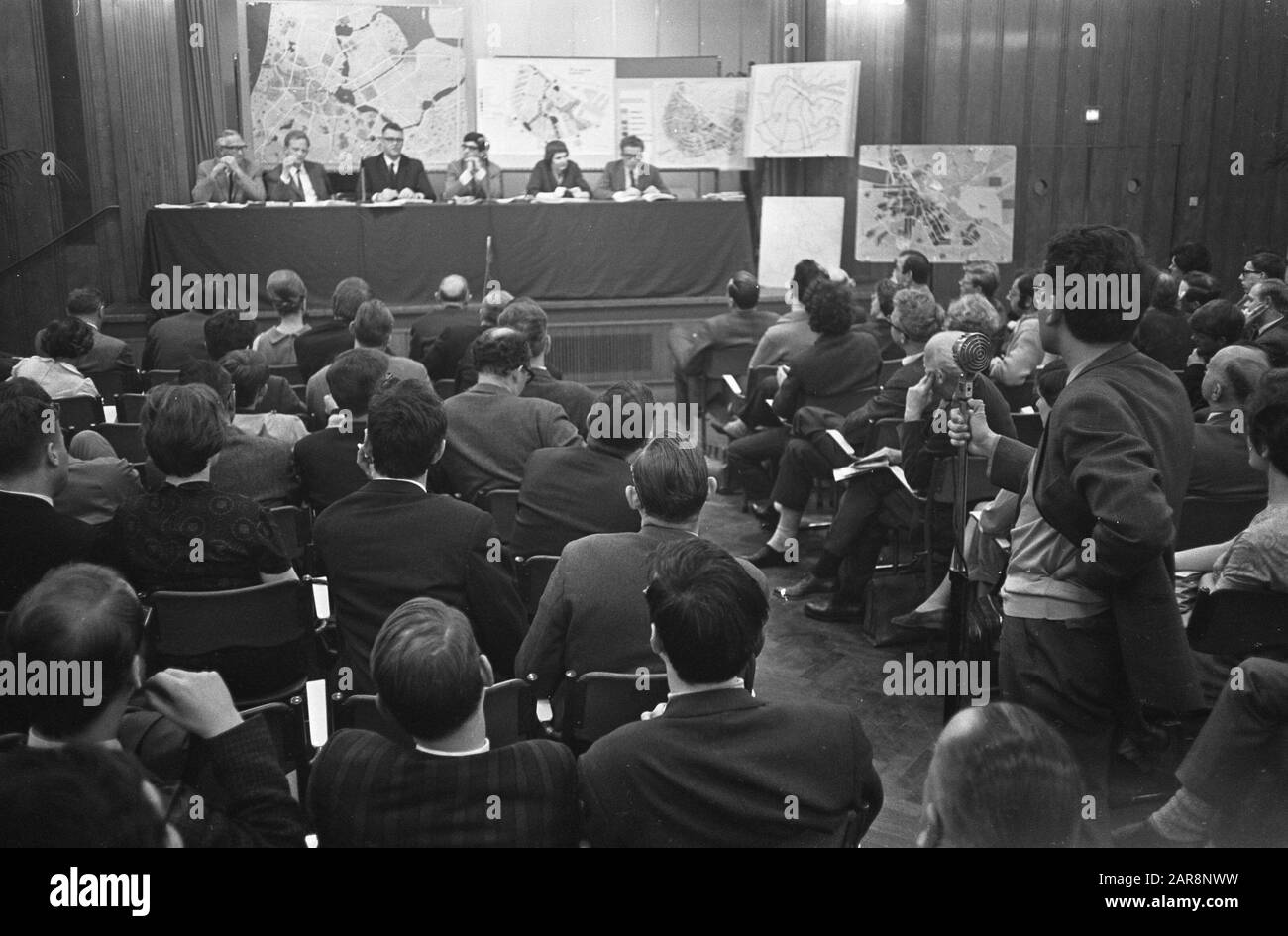 Teach-In à propos du centre-ville d'Amsterdam à Krasnapolsky une salle complète Date: 25 avril 1968 lieu: Amsterdam, Noord-Holland mots clés: Salles Nom de l'établissement: Teach In Banque D'Images