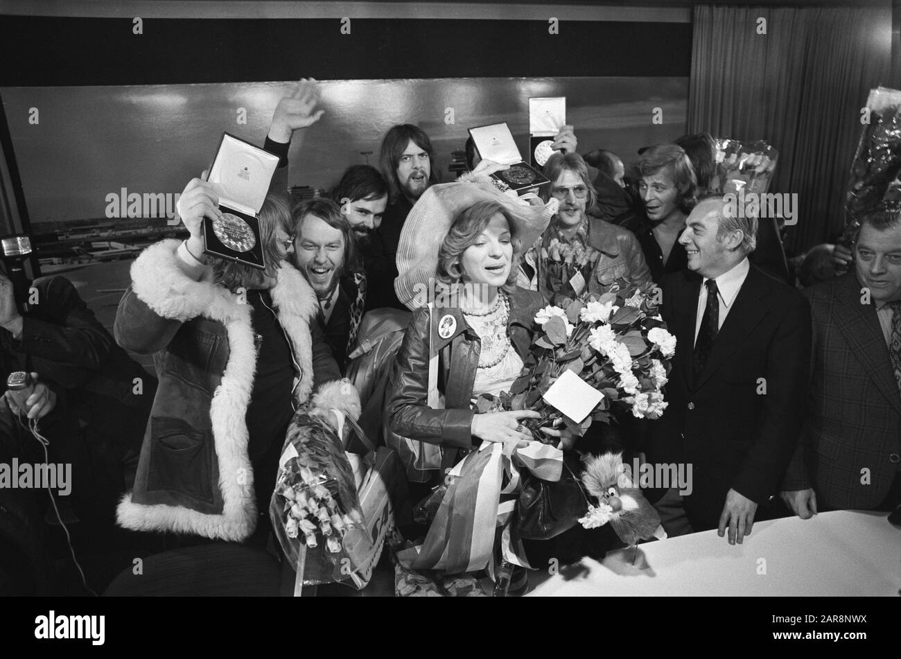 Enseigner (gagnant Concours Eurovision de la chanson) à Schiphol; enseigner après l'arrivée Date: 23 mars 1975 mots clés: Song FESTIVES, Winners, Arrivages Nom De La Personne: Concours Eurovision Nom de l'institution: Enseigner Banque D'Images