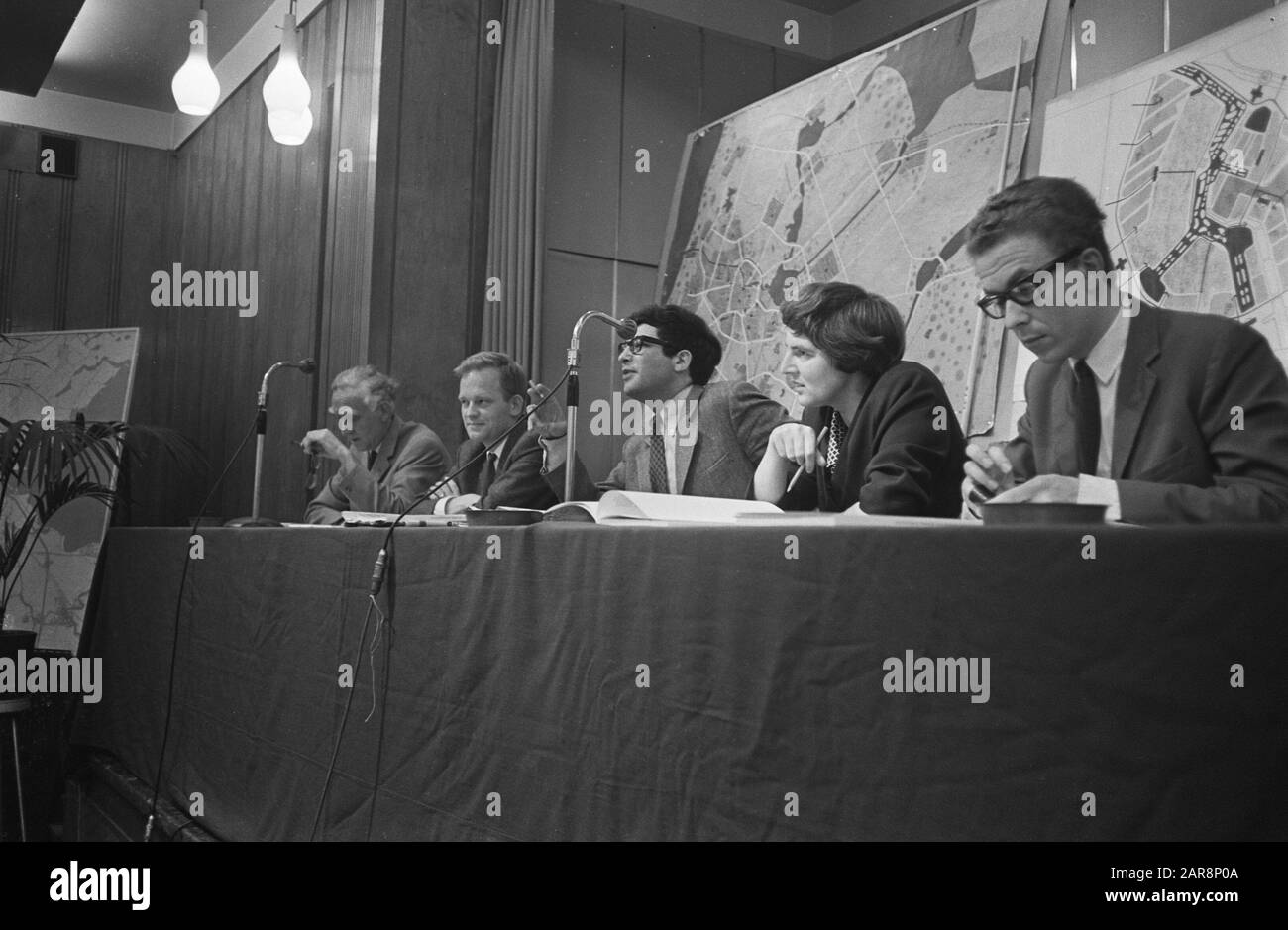 Teach-In à propos du centre-ville d'Amsterdam à Krasnapolsky une salle complète Date: 25 avril 1968 lieu: Amsterdam, Noord-Holland mots clés: Salles Nom de l'établissement: Teach In Banque D'Images