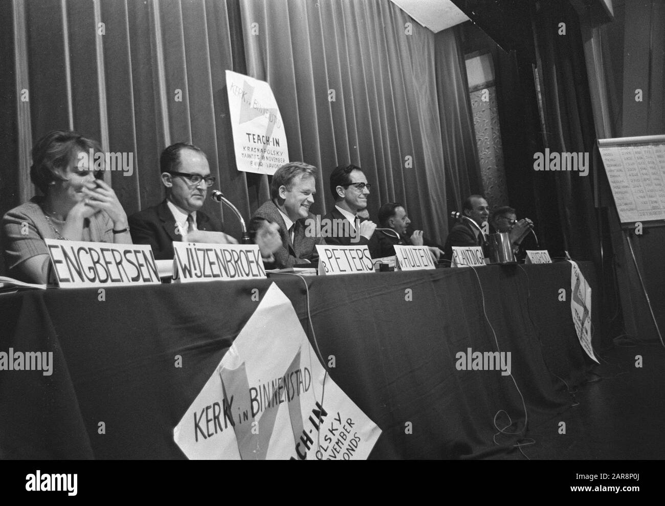 Enseigner à propos de l'église dans le centre ville de Kras M. Nagel a interrumpé plusieurs fois ce soir Date: 18 novembre 1968 mots clés: Églises, réunions Banque D'Images