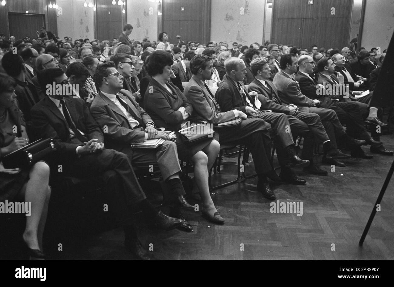 Teach-In à propos du centre-ville d'Amsterdam à Krasnapolsky une salle complète Date: 25 avril 1968 lieu: Amsterdam, Noord-Holland mots clés: Salles Nom de l'établissement: Teach In Banque D'Images