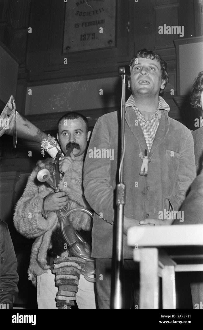 Apprenez-en plus sur le centre-ville de Frascati. Jasper Grootveld parle (à droite) assisté de Theo Kley avec son plaignant Date: 8 octobre 1967 lieu: Amsterdam, Noord-Holland Nom personnel: Grootveld, Robert Jasper, Kley, Theo Nom de l'institution: Frascati Banque D'Images