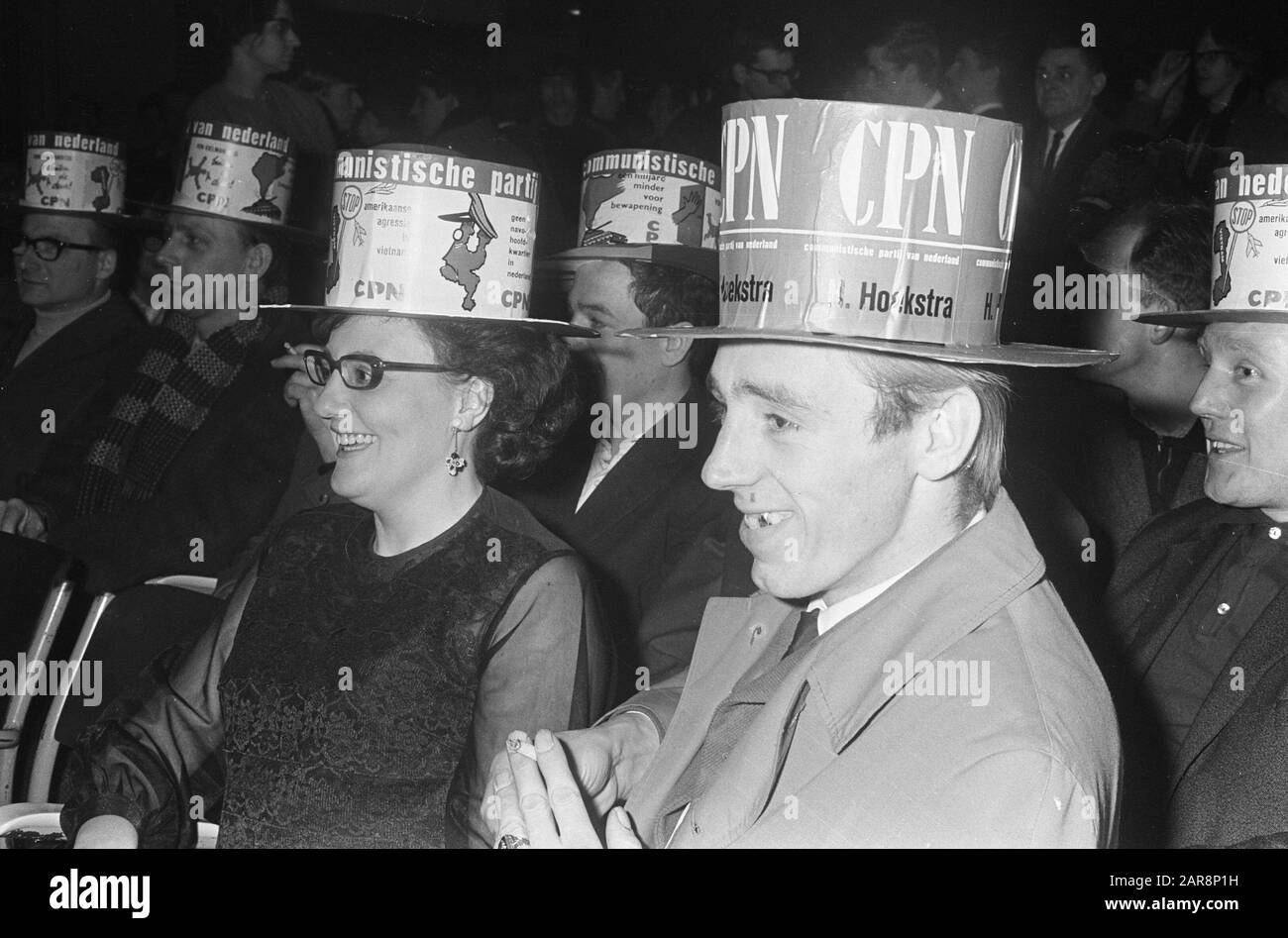 Teach-In du CPN à Krasnapolsky, fidèles fidèles fidèles avec chapeaux de fête à Date: 6 février 1967 lieu: Amsterdam, Noord-Holland mots clés: Followers Nom de l'institution: CPN, Krasnapolsky Banque D'Images