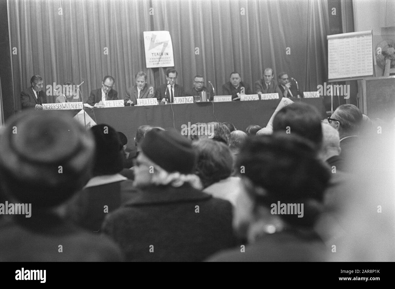 Enseigner à propos de l'église dans le centre ville de Kras M. Nagel a interrumpé plusieurs fois ce soir Date: 18 novembre 1968 mots clés: Églises, réunions Banque D'Images