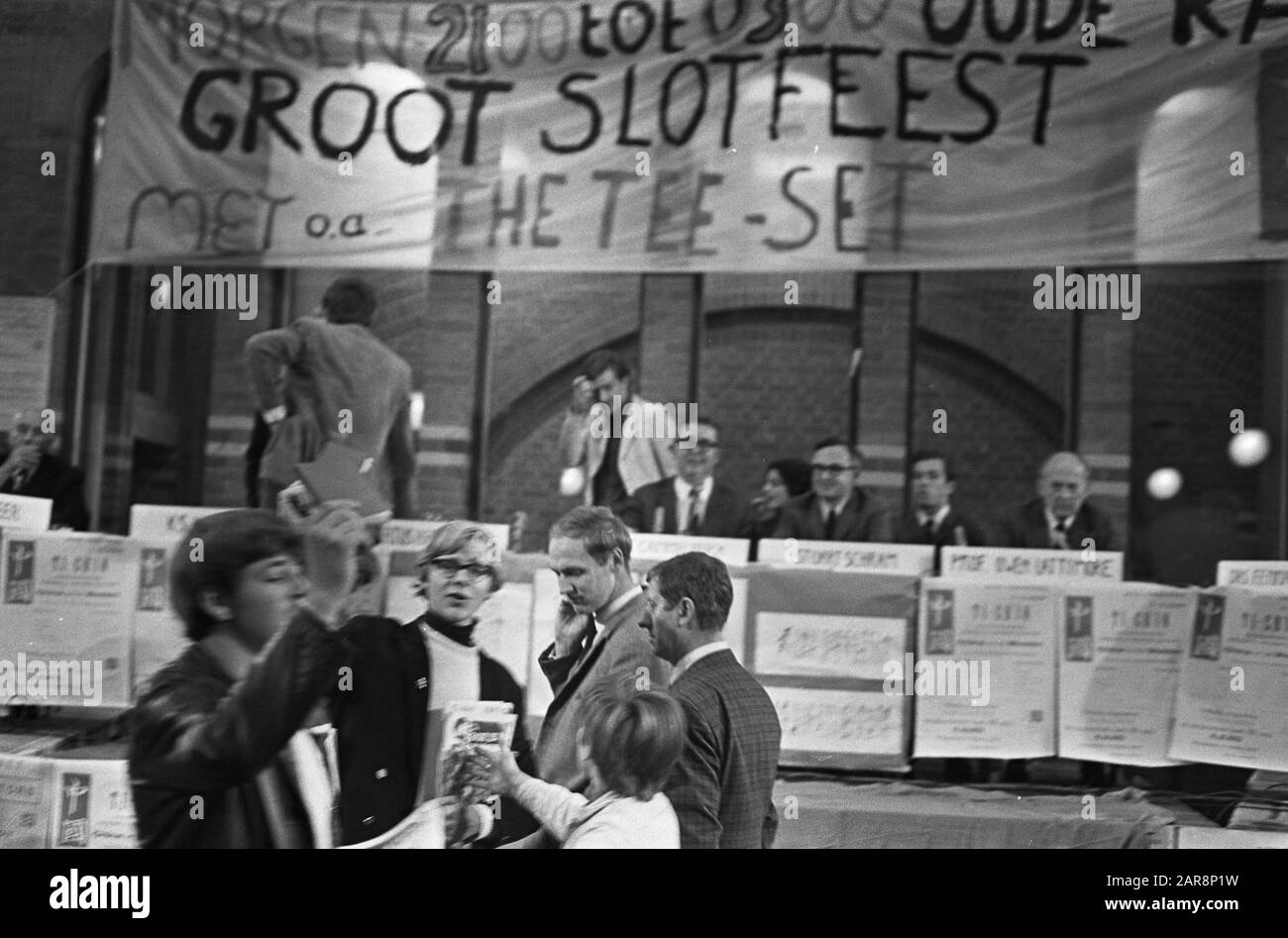 Enseignez-vous à Koopmansbeurs. Ventes de livrets rouges pendant l'enseignement Date : 15 octobre 1967 Nom de l'institution : Koopmansbeurs Banque D'Images