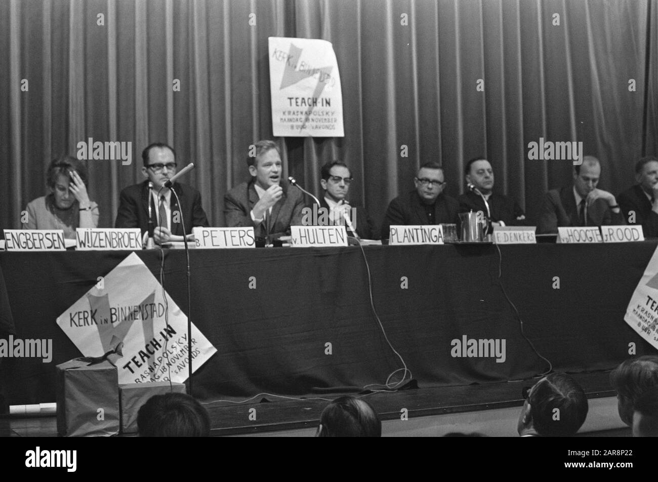 Enseigner à propos de l'église dans le centre ville de Kras M. Nagel a interrumpé plusieurs fois ce soir Date: 18 novembre 1968 mots clés: Églises, réunions Banque D'Images