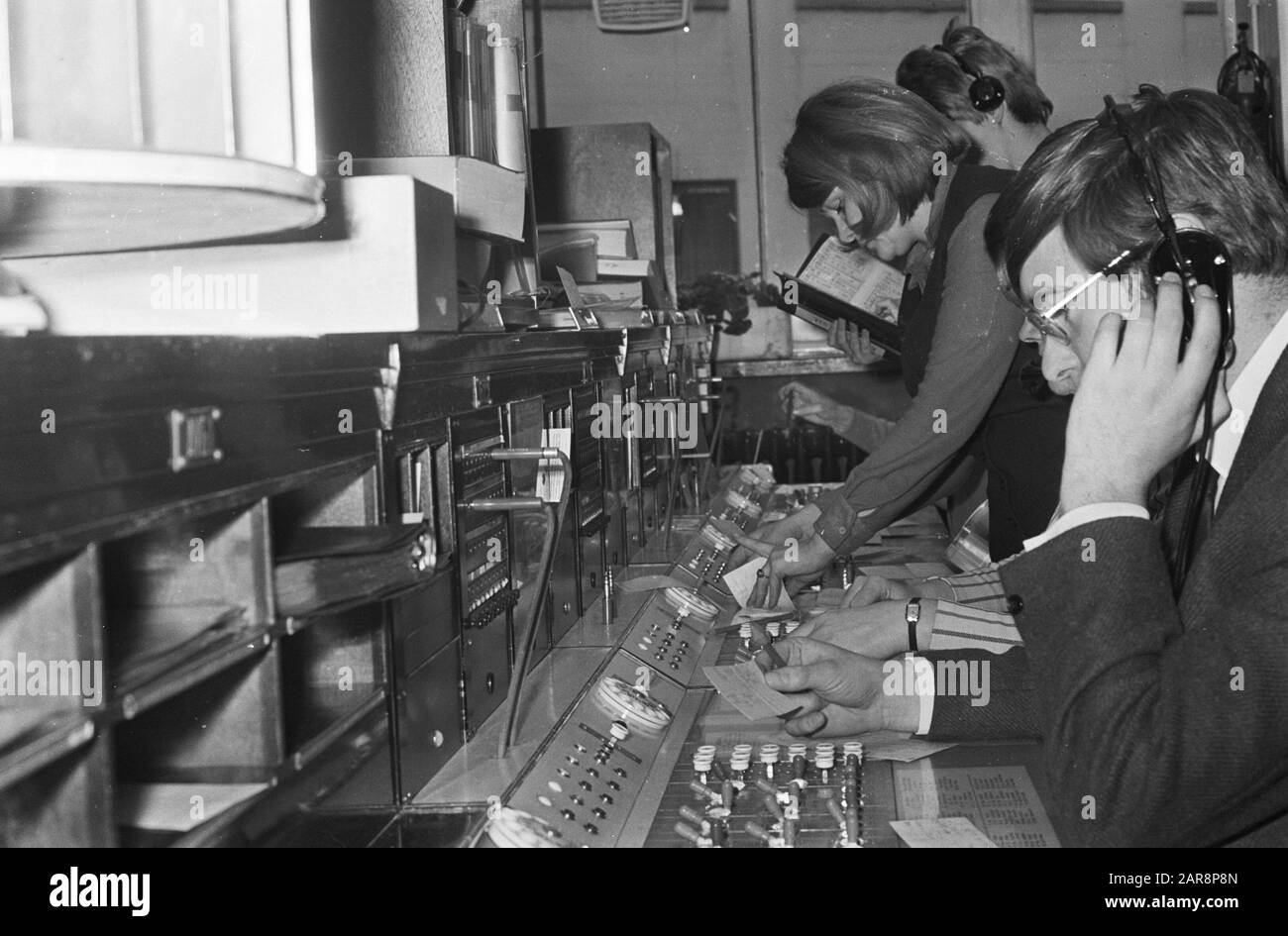 Bureau de téléphone (intérieur du bâtiment de télécommunications à Amsterdam) téléphonistes au travail Date: 14 février 1969 lieu: Amsterdam, Noord-Holland mots clés: Intérieur, téléfonistes Banque D'Images