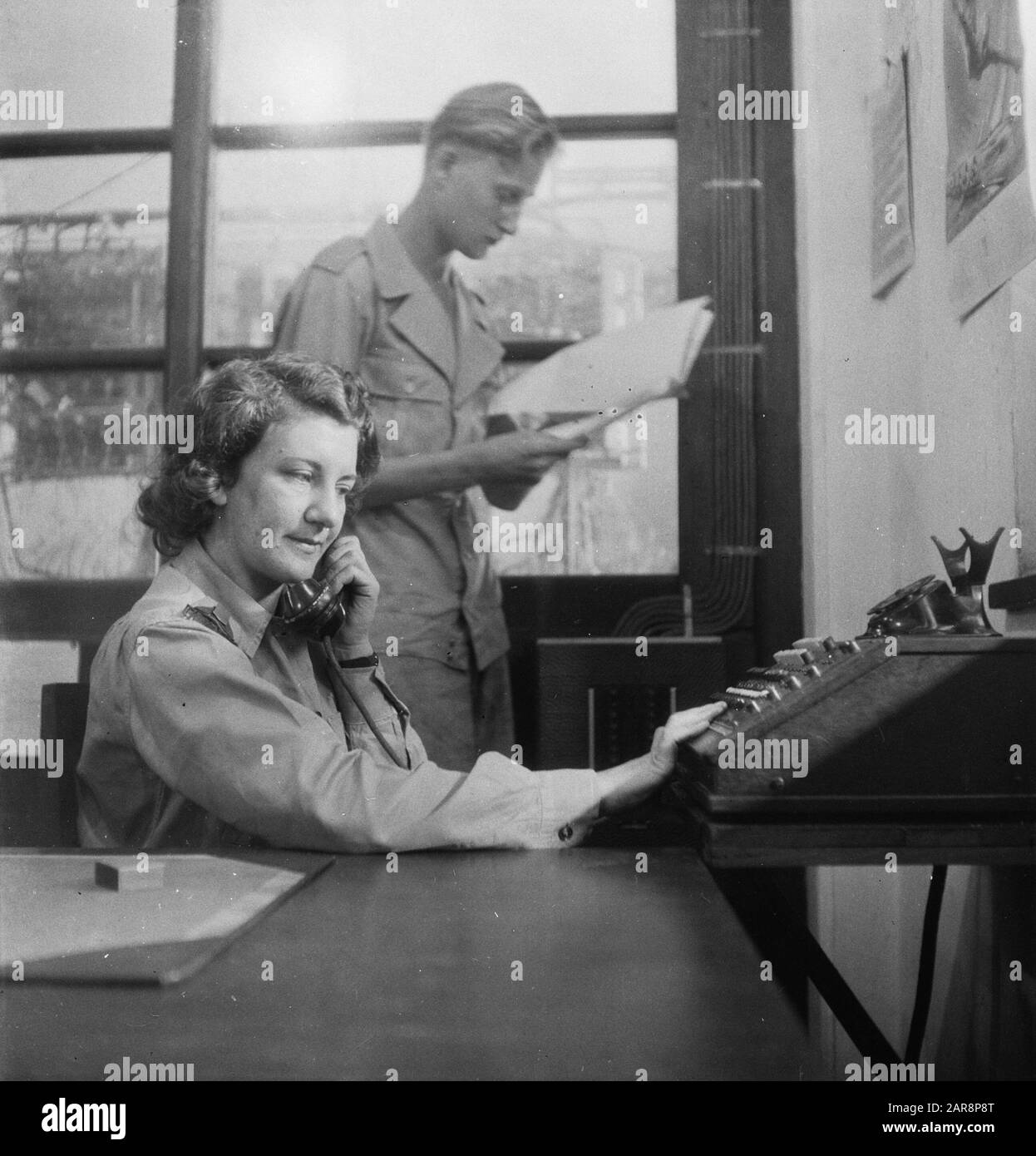 Automatisation de l'échange téléphonique Surabaya [Téléphoniste à un standard] Date: 23 août 1948 lieu: Indonésie, Pays-Bas East Indies, Surabaya Banque D'Images