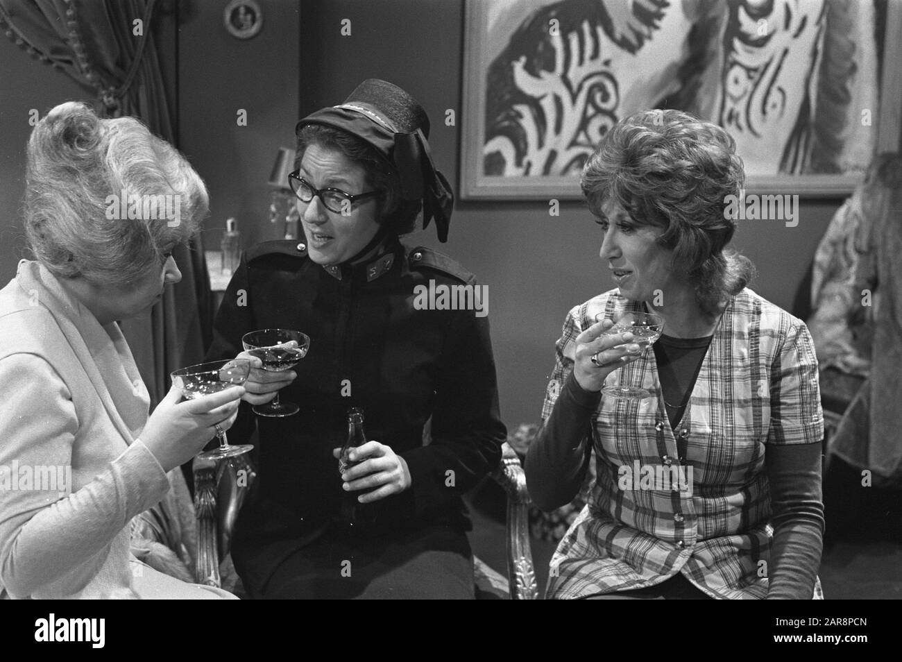 Série télévisée My tante Victoria, v. r.n.n. Sylvia de Leur, Lies de Wind, Ronny Bierman Date: 26 janvier 1972 mots clés: Série télévisée Nom personnel: Bierman, Ronny, Leur, Sylvia de, Wind, Lies de Banque D'Images