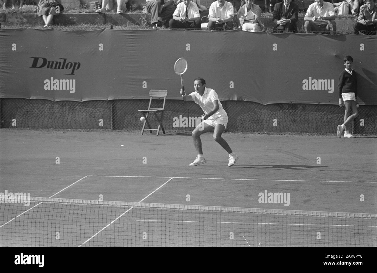 Tennis à Noordwijk, Luis Ayala en action dans une partition contre Ken Rosewall (pas en photo). Date: 21 Août 1964 Lieu: Noordwijk Mots Clés: Tennis Nom De La Personne: Ayala, Luis, Rosewall, Ken Banque D'Images