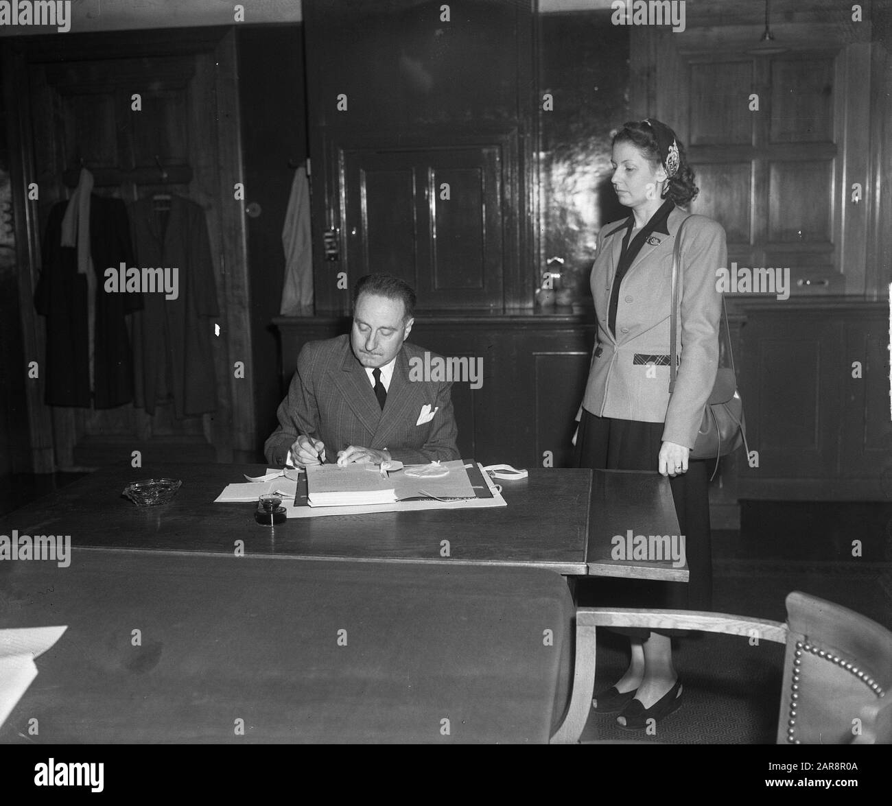 Transfert des archives des processus de Nuremberg au Palais de la paix de la Haye. Annotation : le registraire adjoint J. Garnier Coignet signe l'acte de transfert. Droite Barbara Skinner Mandellaub (représentante du Haut Commissaire des États-Unis en Allemagne), qui fait l'inventaire des archives. Voir aussi 903-9533 Date: 8 mai 1950 lieu: La Haye, Zuid-Holland mots clés: Archives, droit international Nom personnel: Garnier Coignet, J., Skinner Mandellaub, Barbara Banque D'Images