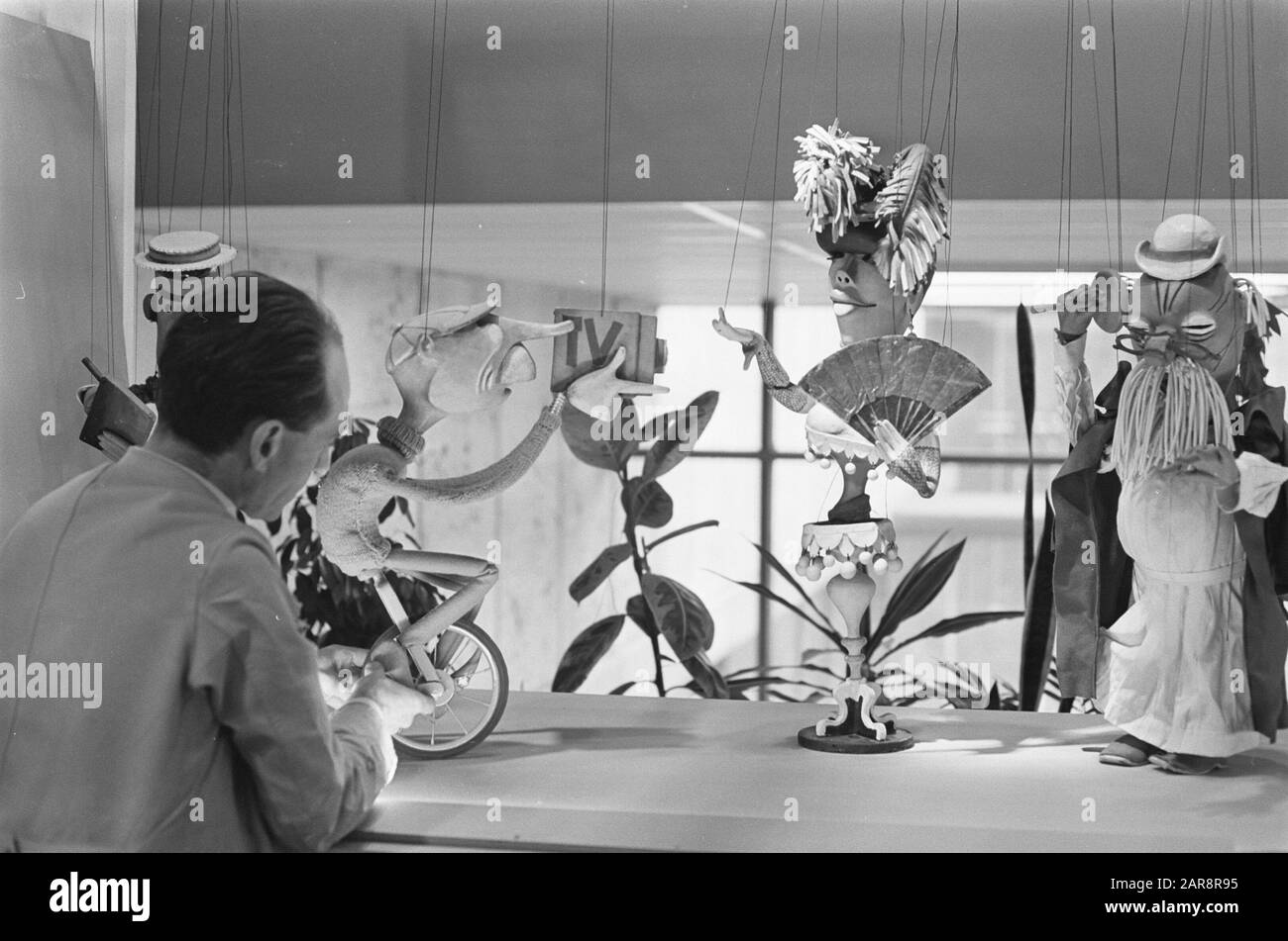 Exposition De Bonte World Of The Puppet Game Au Musée Municipal De La Haye. Monsieur Kate. Mole au travail Date: 21 décembre 1967 mots clés: Expositions Banque D'Images