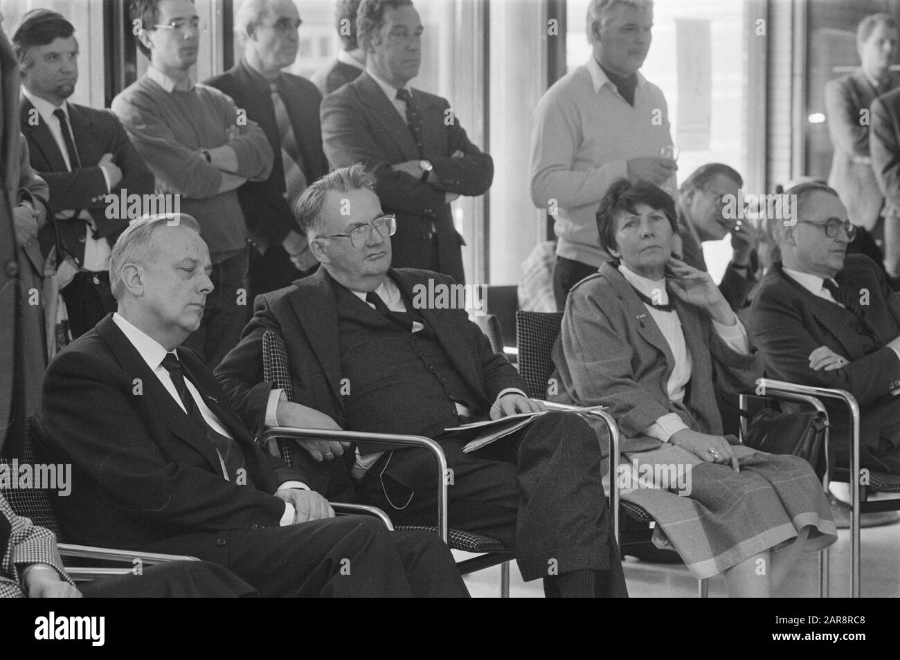 Exposition sur Gerbrandy dans la salle des Archives du Gouvernement général à la Haye. Discours de J. Zijlstra. Steenkamp (à gauche) et O.W.A. baron van Verschuer Datate: 16 avril 1985 lieu: La Haye, Zuid-Holland mots clés: Politiciens, politique, expositions, discours Nom personnel: General State Archives, Gerbrandy, Verschuer O. W A. van, Zijlstra, Jelle Banque D'Images