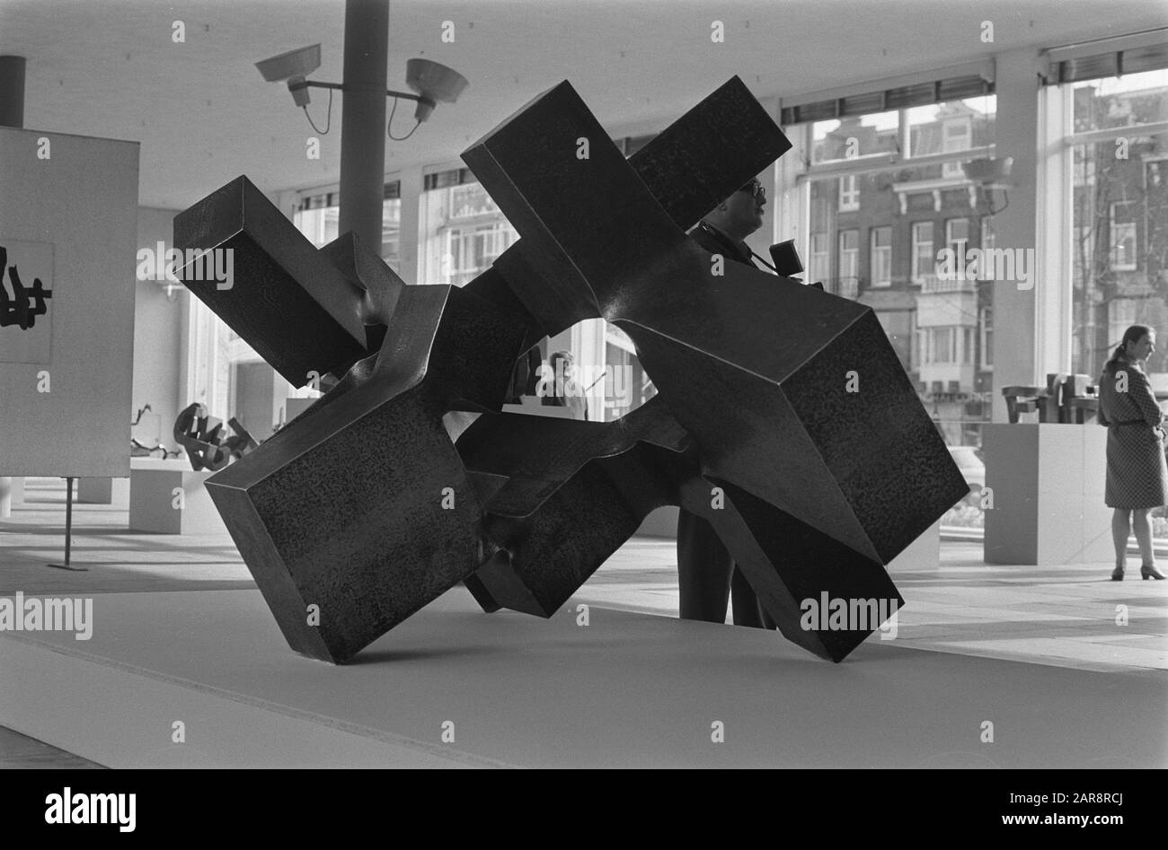 Exposition de l'artiste espagnol Eduardo Chilida in Stedelijk Museum Amsterdam ouvrit E. Chilida à plastic Date: 25 avril 1969 lieu: Amsterdam, Noord-Holland mots clés: Artistes, musées, expositions Nom personnel: Eduardo Chilida Banque D'Images