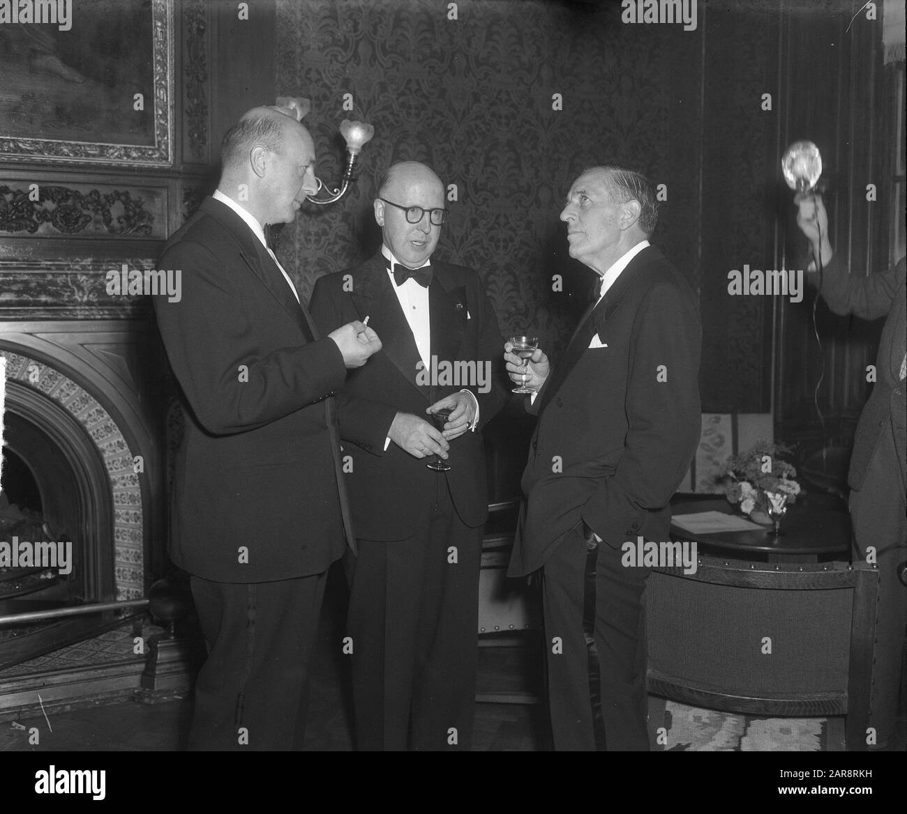 Paul Hoffman, administrateur du plan Marshall un jour dans notre pays. Le Premier ministre, M. W. Drees, a offert un dîner du gouvernement à la Haye en l'honneur. Vlnr. ? , M. Hoffman, Ministre Lieftinck Date: 16 Octobre 1950 Lieu: La Haye, Zuid-Holland Mots Clés: Repas, Ministres, Reconstruction Nom Personnel: Hoffman, Paul, Lieftinck, Piet Banque D'Images