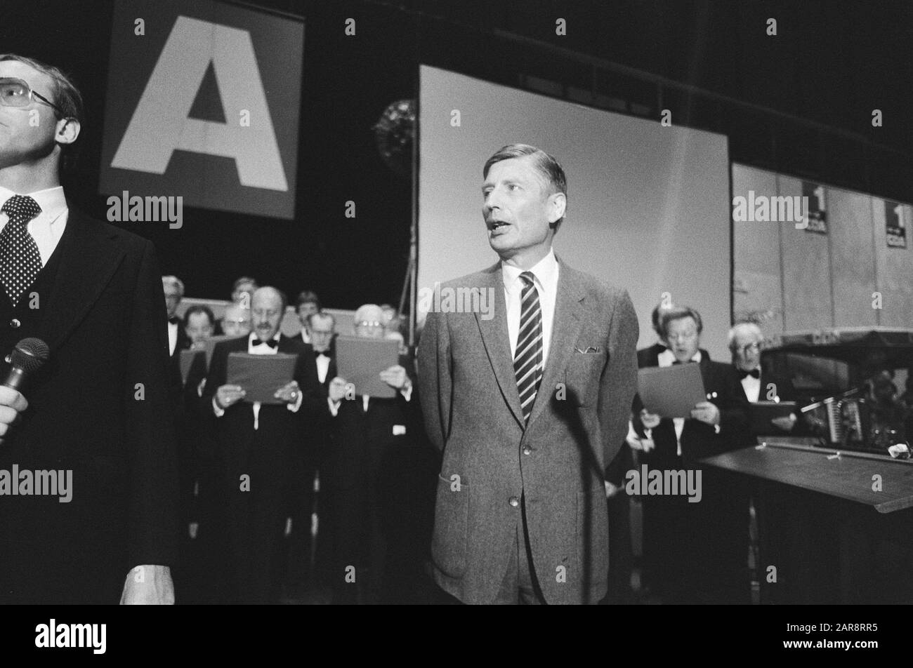 Également commandé CDA, rencontre électorale CDA à Kerkrade Van Agt pendant le chant Limbourg hymne national Date: 4 septembre 1982 lieu: Kerkrade mots clés: FOLKLITHERS, rencontres électorales Nom institutionnel: CDA Banque D'Images