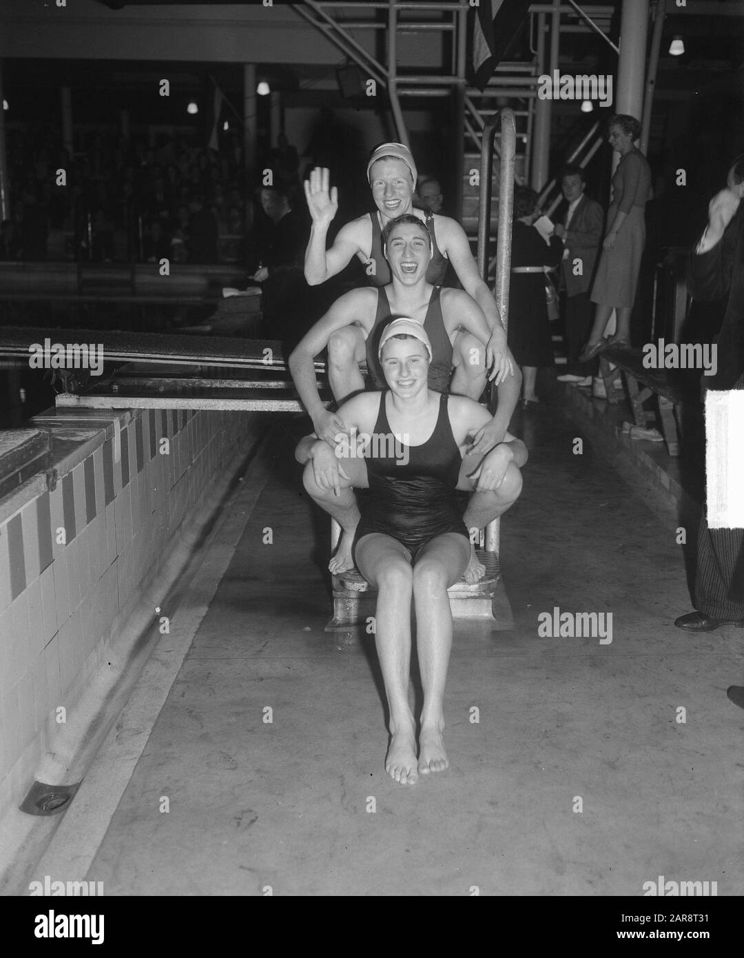 Record du monde changement de 3 x 100 mètres Geertje Wielema Nel Gerritsen Irma Schulmaker Date: 2 décembre 1950 mots clés: World records Nom personnel: Geertje Wielema, Gerritsen, Nel, Irma Schulmaker Banque D'Images