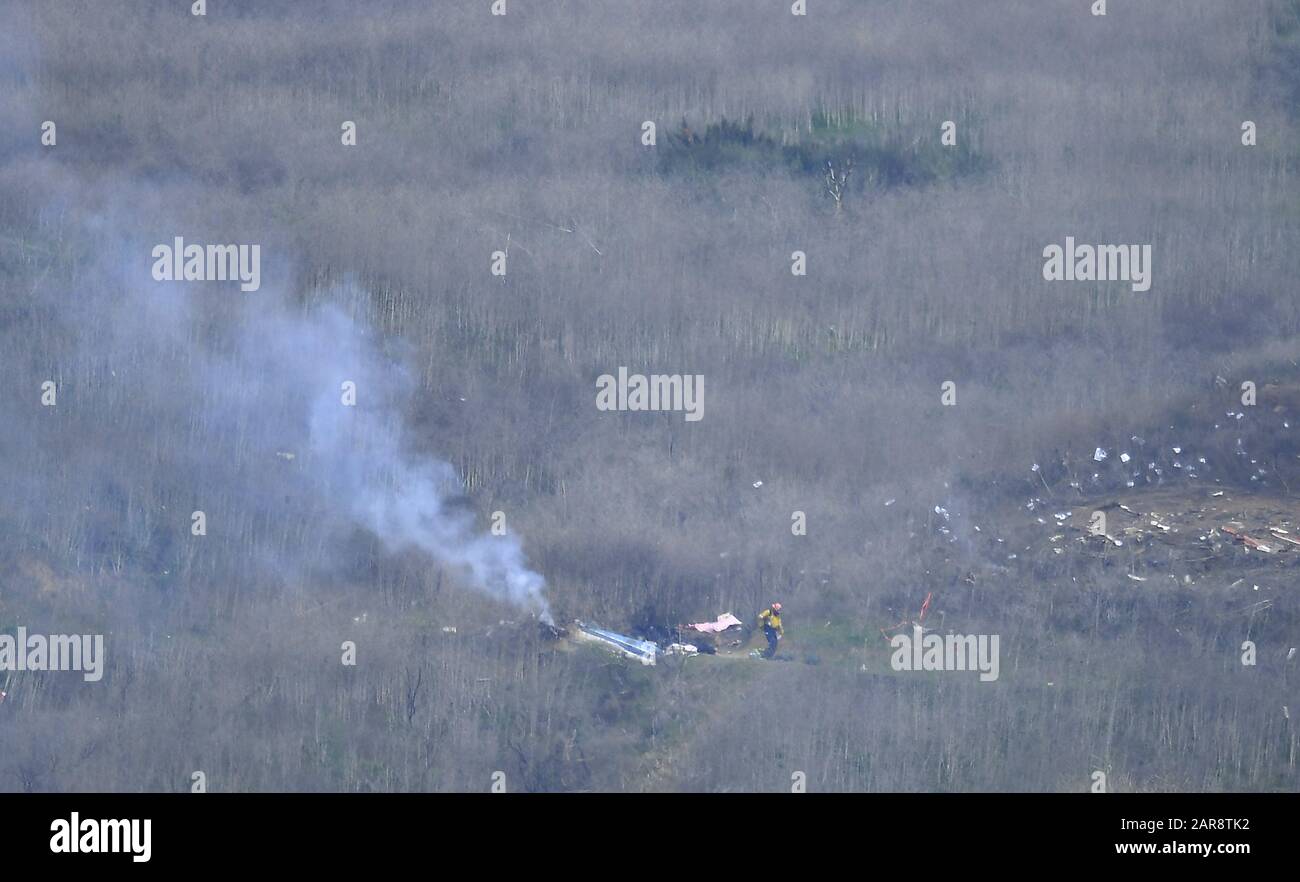 Dossier : Calabasas, États-Unis. 26 janvier 2020. Les pompiers travaillent pour contenir l'épave de l'écrasement d'un hélicoptère qui a revendiqué la vie de la Star Kobe Bryant de Los Angeles Lakers, sur une colline au large de Las Virgenes Road, à Calabasas, Californie, le dimanche 26 janvier 2020. Gianna, fille de 13 ans de Bryant, a également été tuée dans l'accident. Photo de John McCoy/UPI crédit: UPI/Alay Live News Banque D'Images