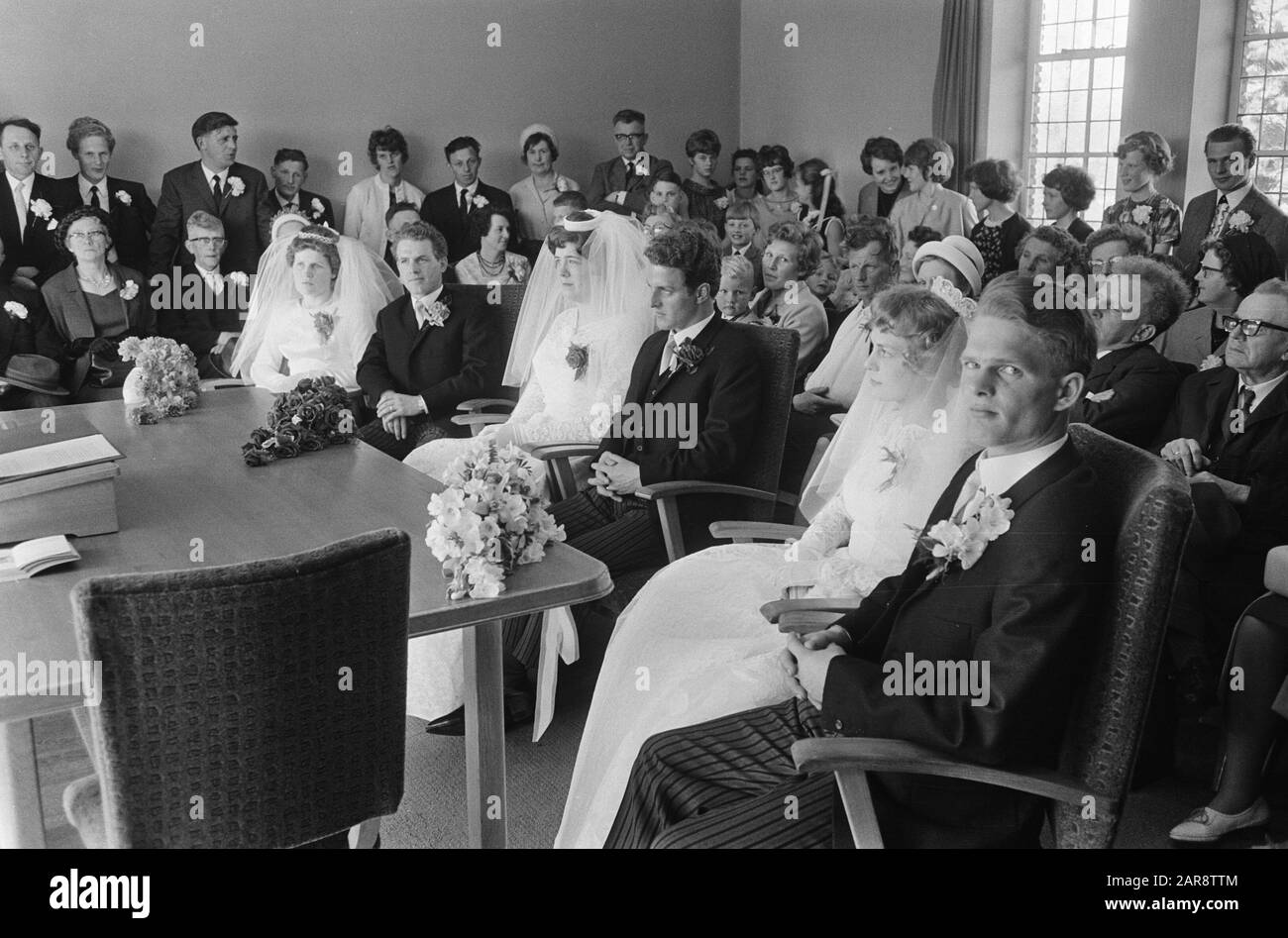 Tjitske en Folkje de Vries (anciens jumeaux siamois à la cérémonie de mariage de trois frères, la cérémonie de mariage Date : 28 avril 1966 mots clés : cérémonies de mariage, jumeaux Nom personnel : Folkje de Vries, Vries, Tjitske de Banque D'Images